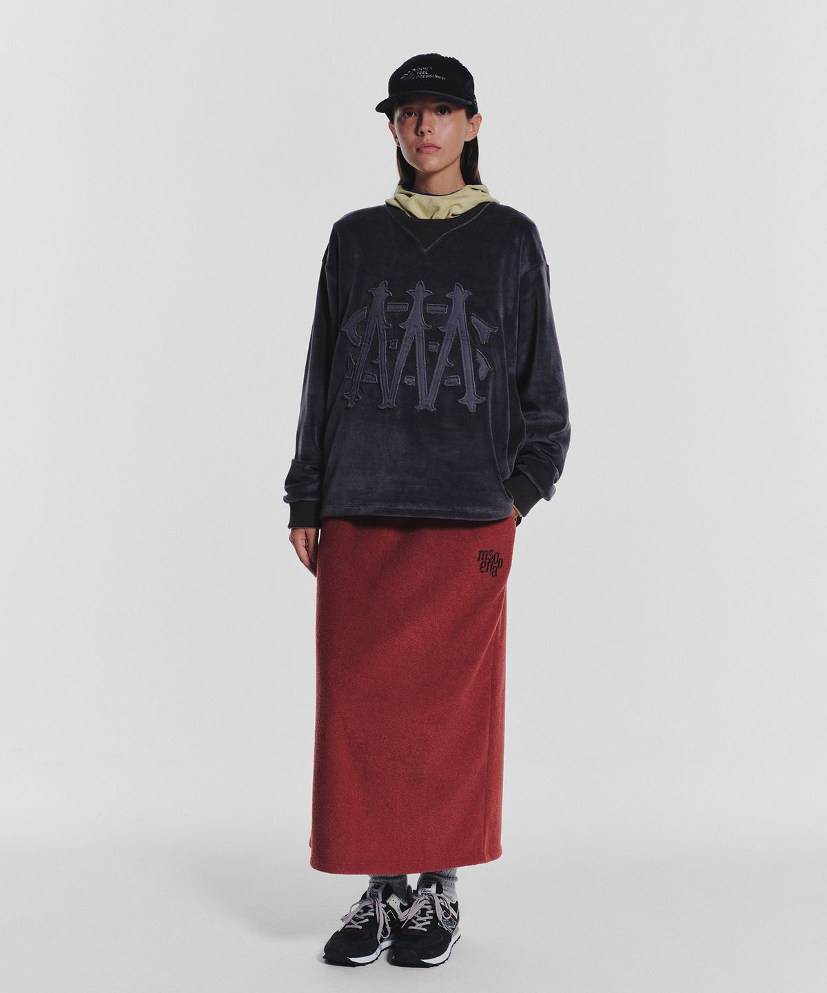 미나수(MENASOO) Applique Velour Sweatshirt_Charcoal