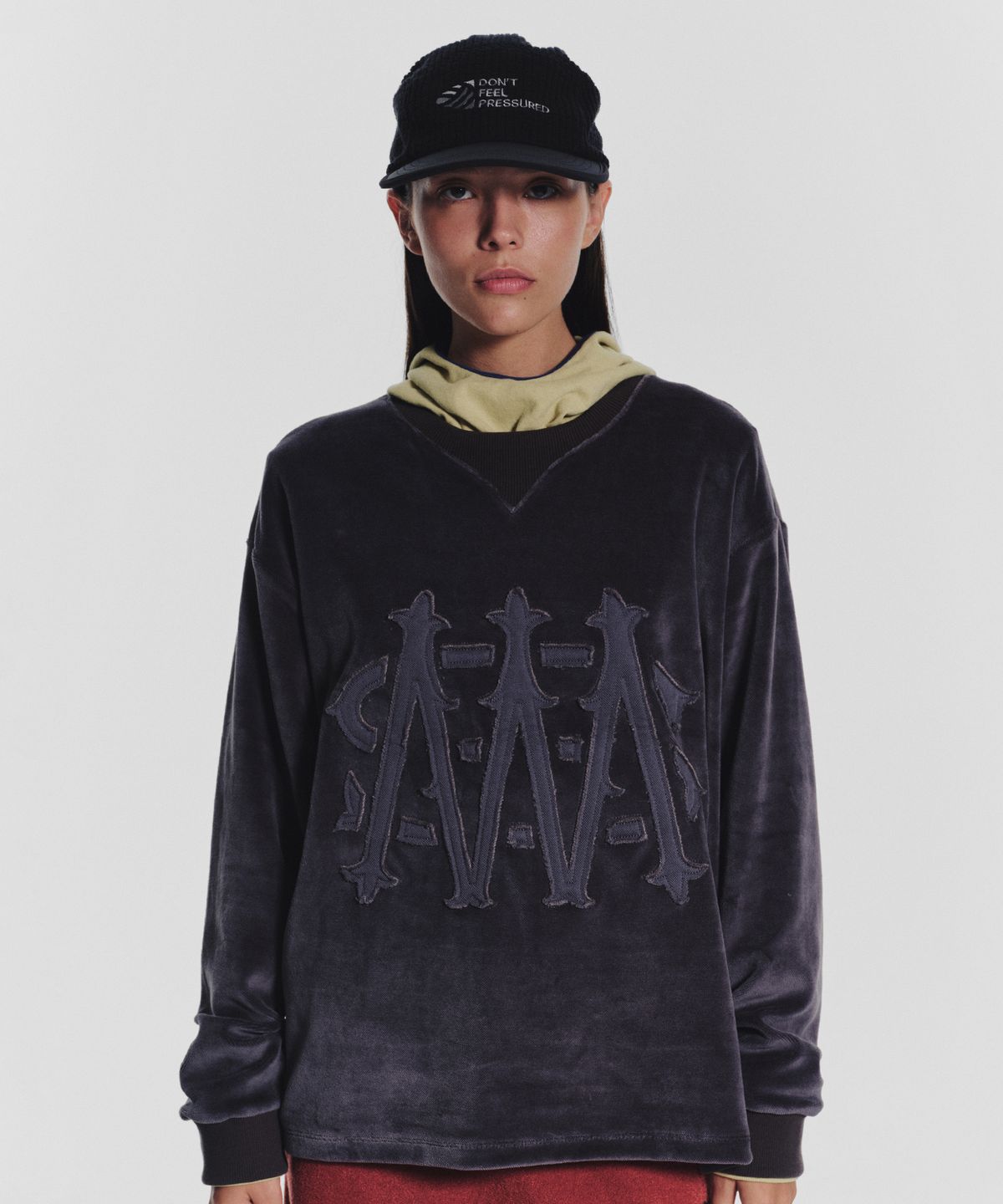 미나수(MENASOO) Applique Velour Sweatshirt_Charcoal