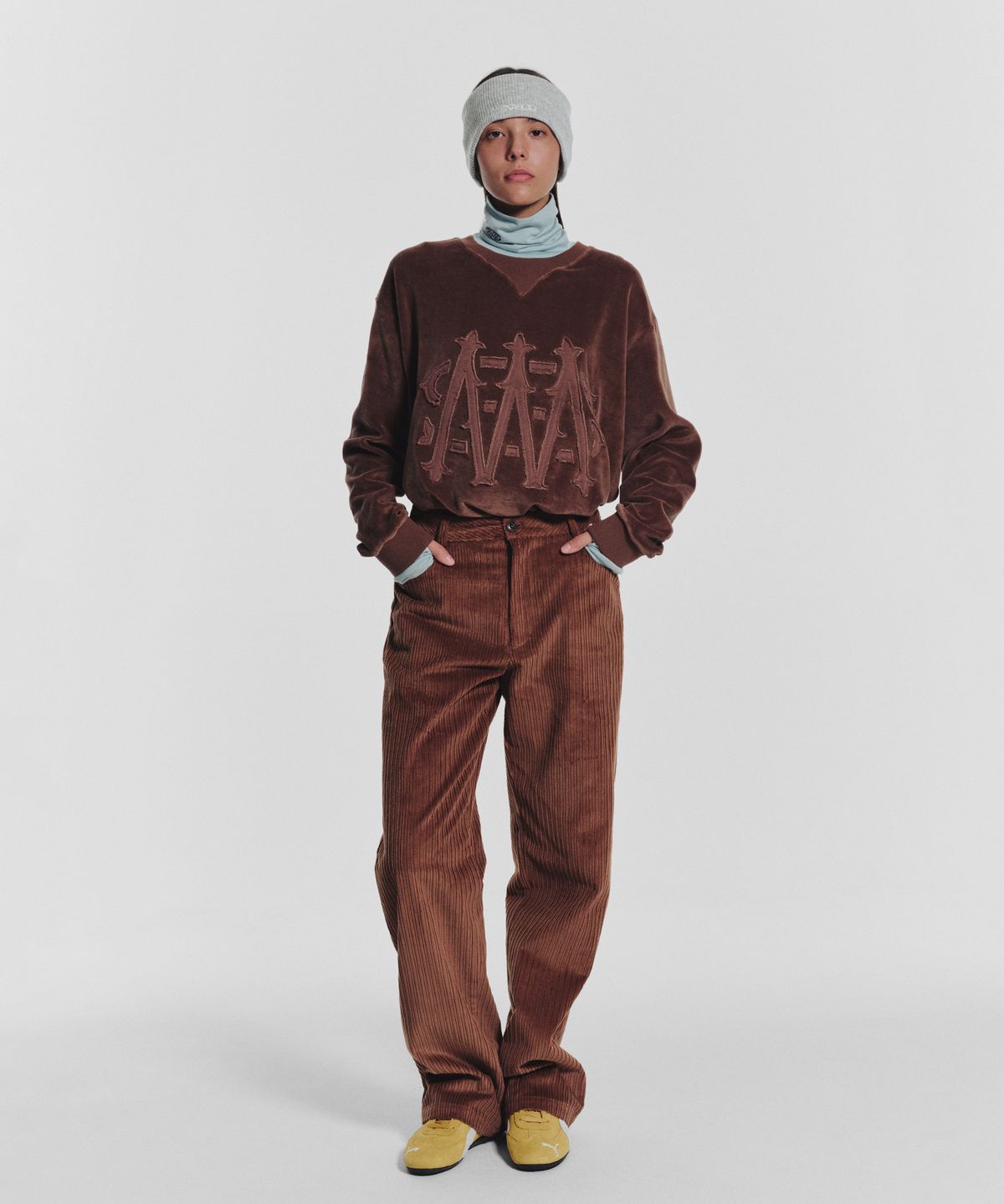 미나수(MENASOO) Applique Velour Sweatshirt_Brown
