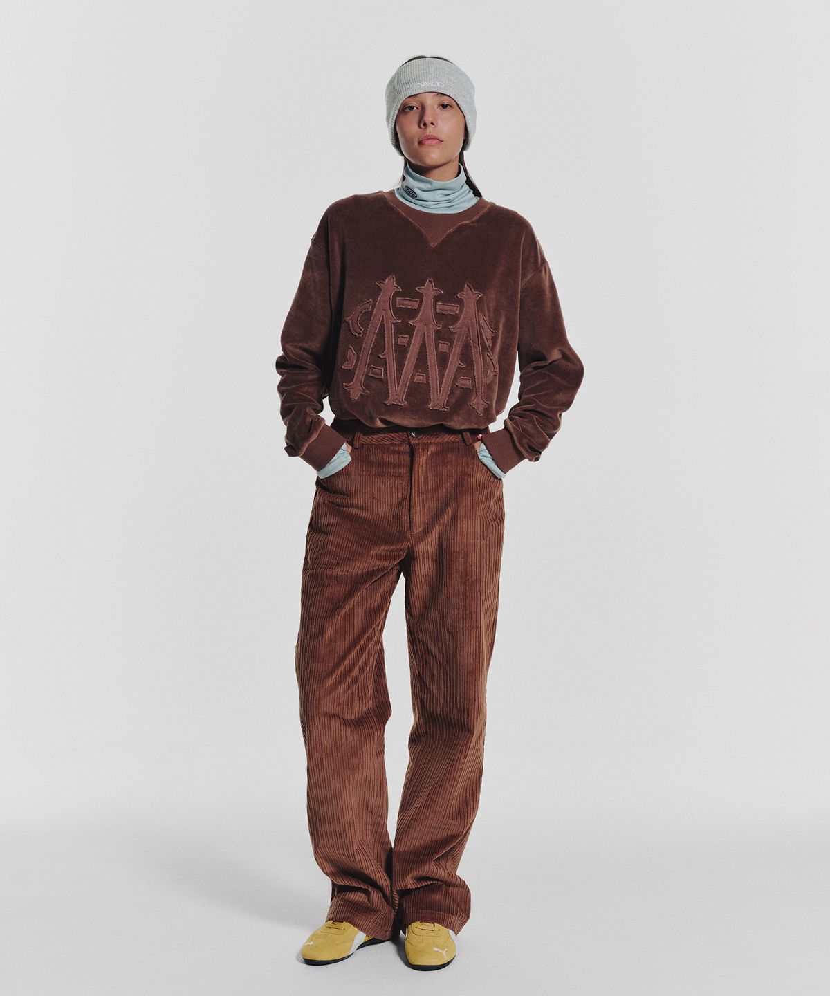 미나수(MENASOO) Applique Velour Sweatshirt_Brown