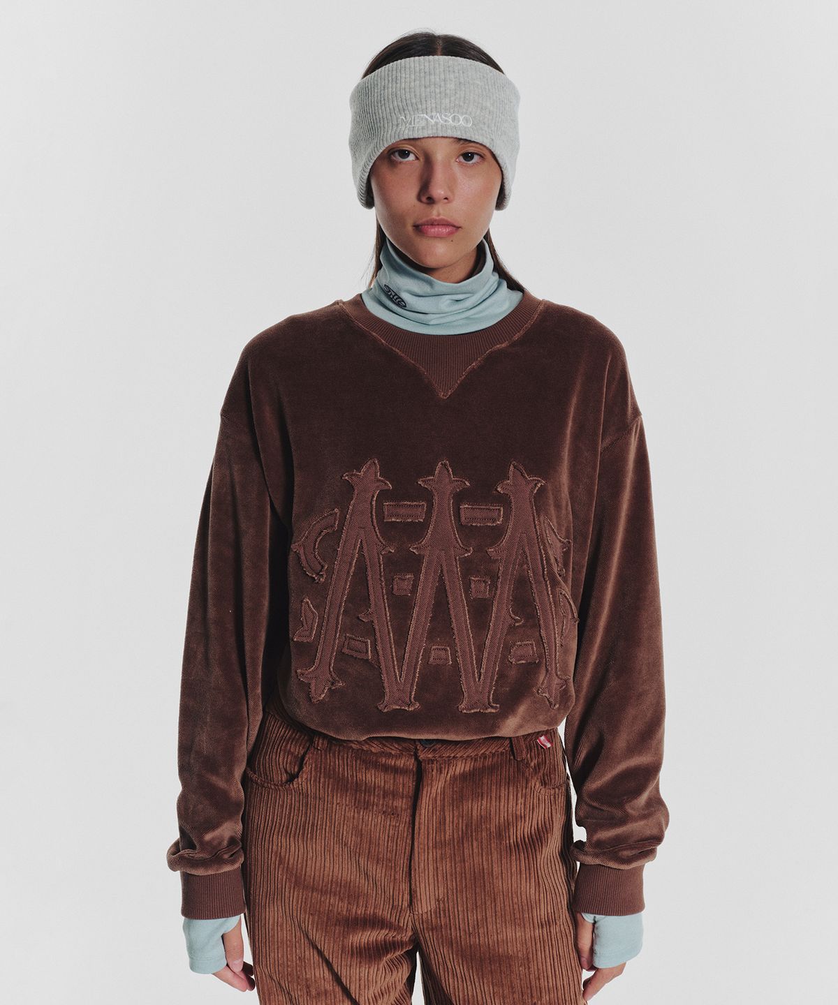 미나수(MENASOO) Applique Velour Sweatshirt_Brown