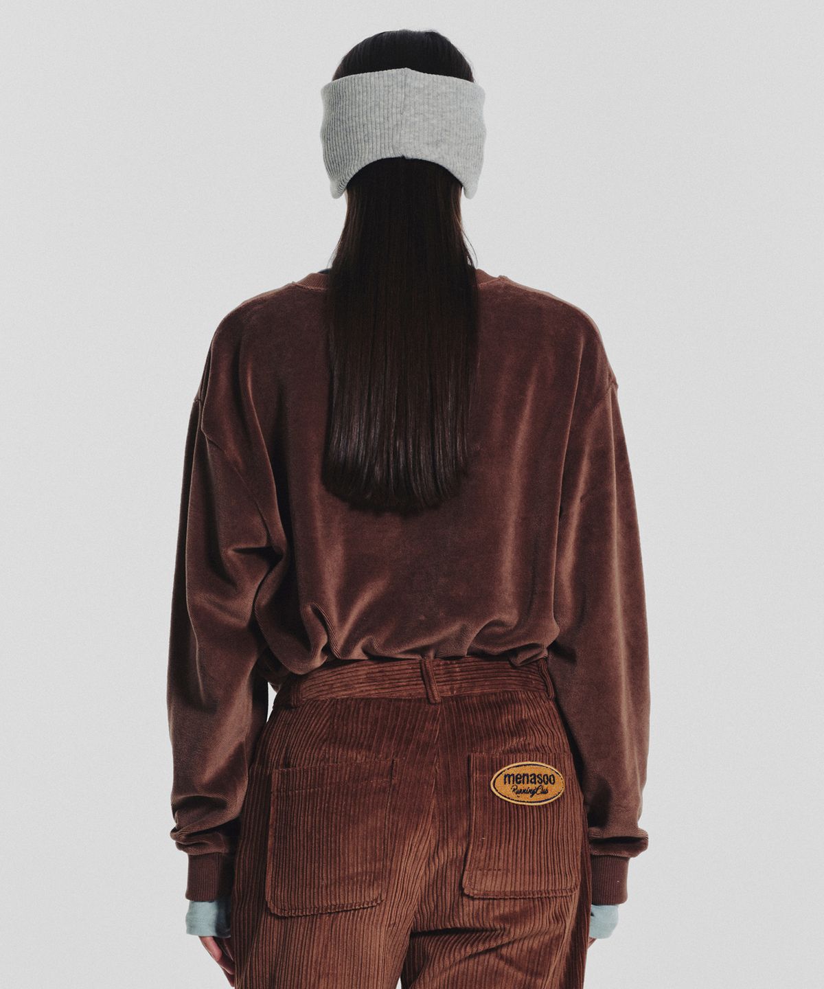 미나수(MENASOO) Applique Velour Sweatshirt_Brown