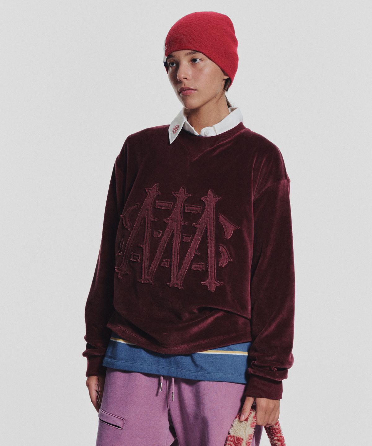 미나수(MENASOO) Applique Velour Sweatshirt_Burgundy