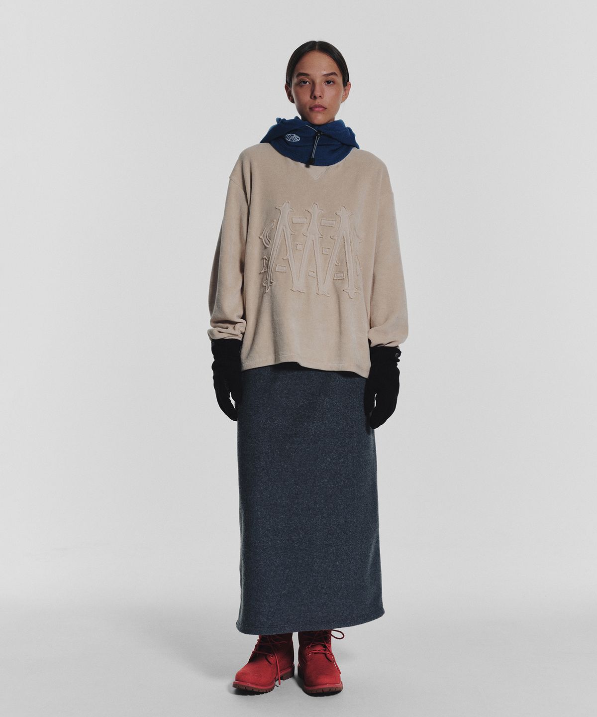 미나수(MENASOO) Applique Velour Sweatshirt_Beige