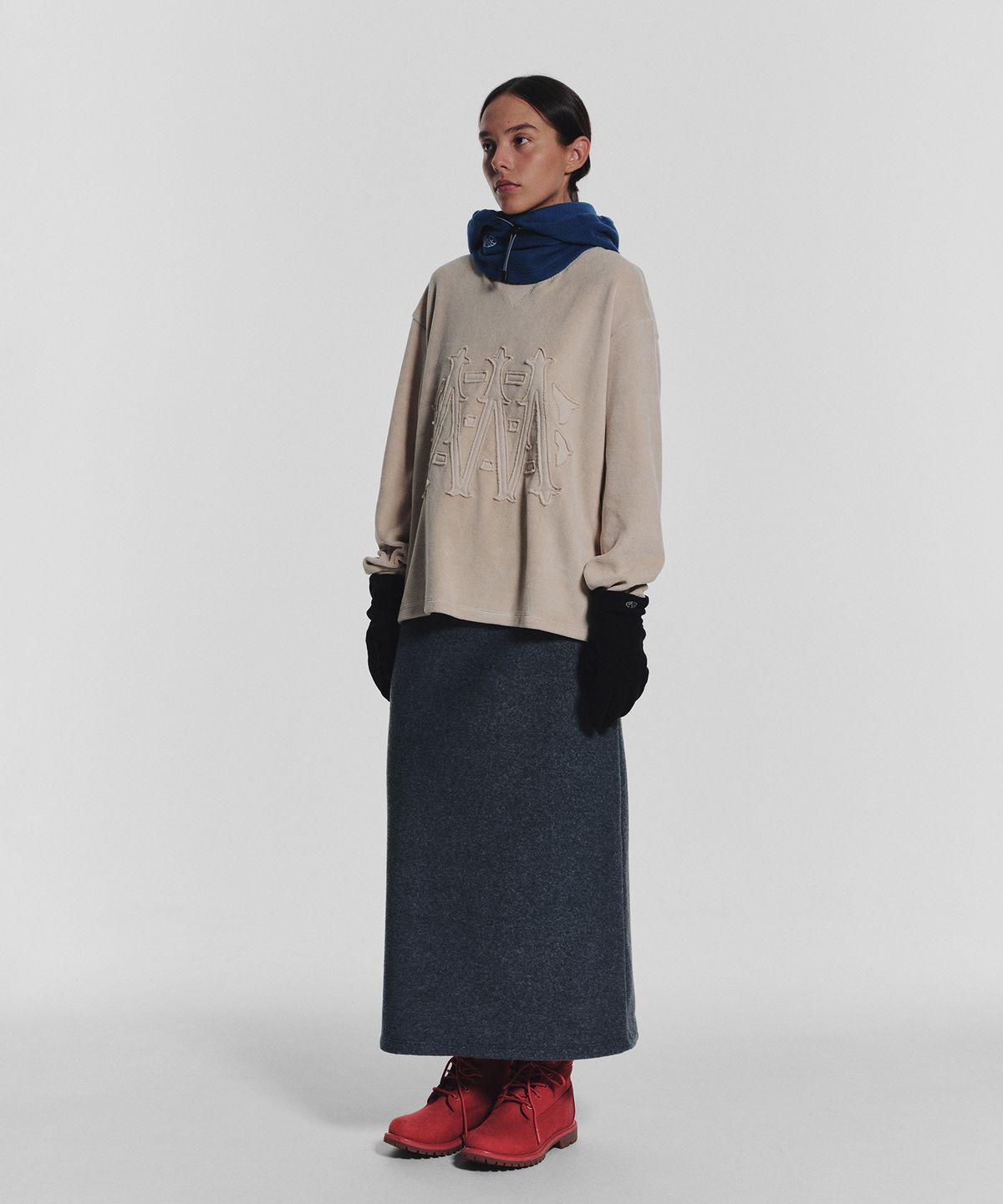 미나수(MENASOO) Applique Velour Sweatshirt_Beige