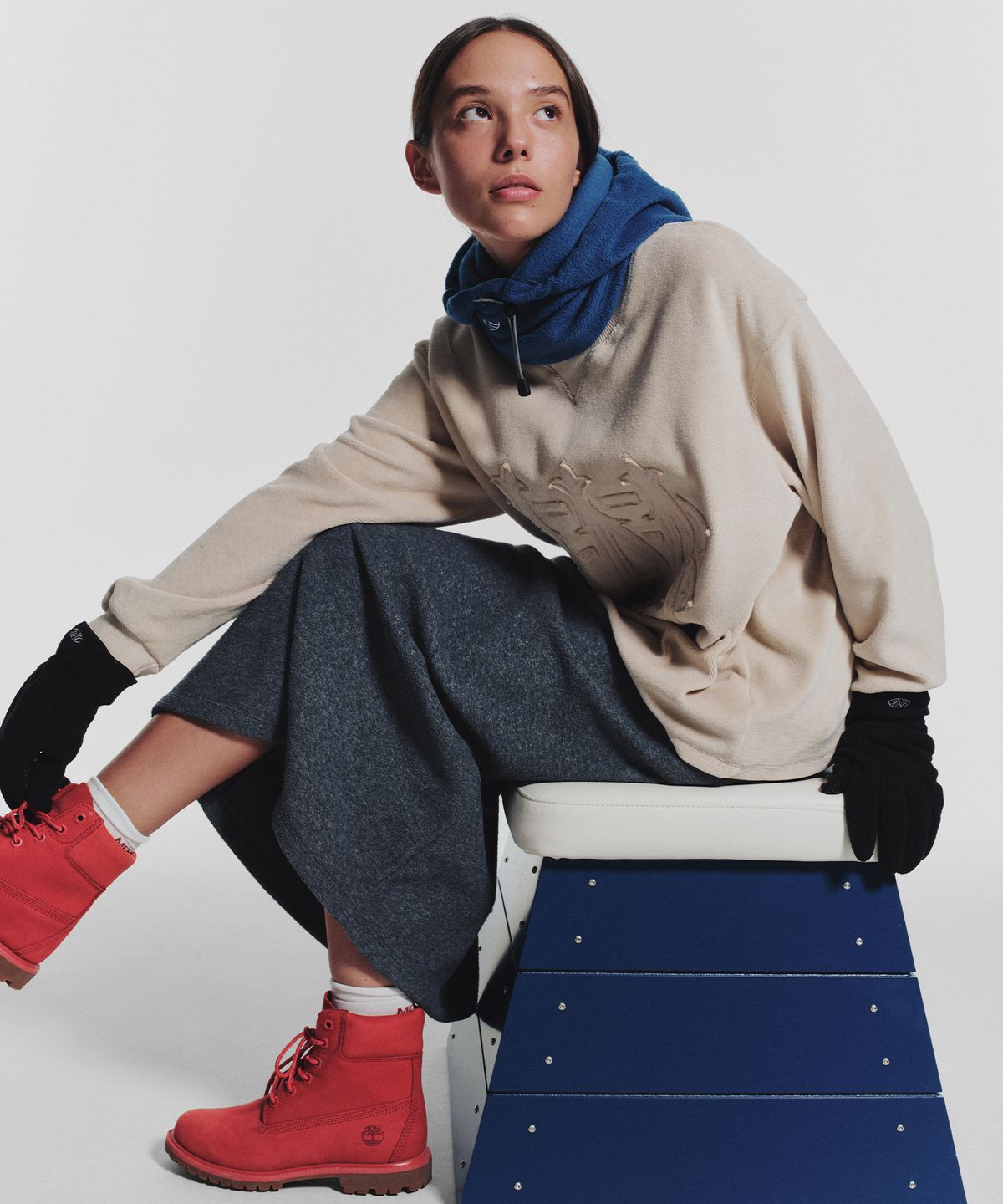 미나수(MENASOO) Applique Velour Sweatshirt_Beige