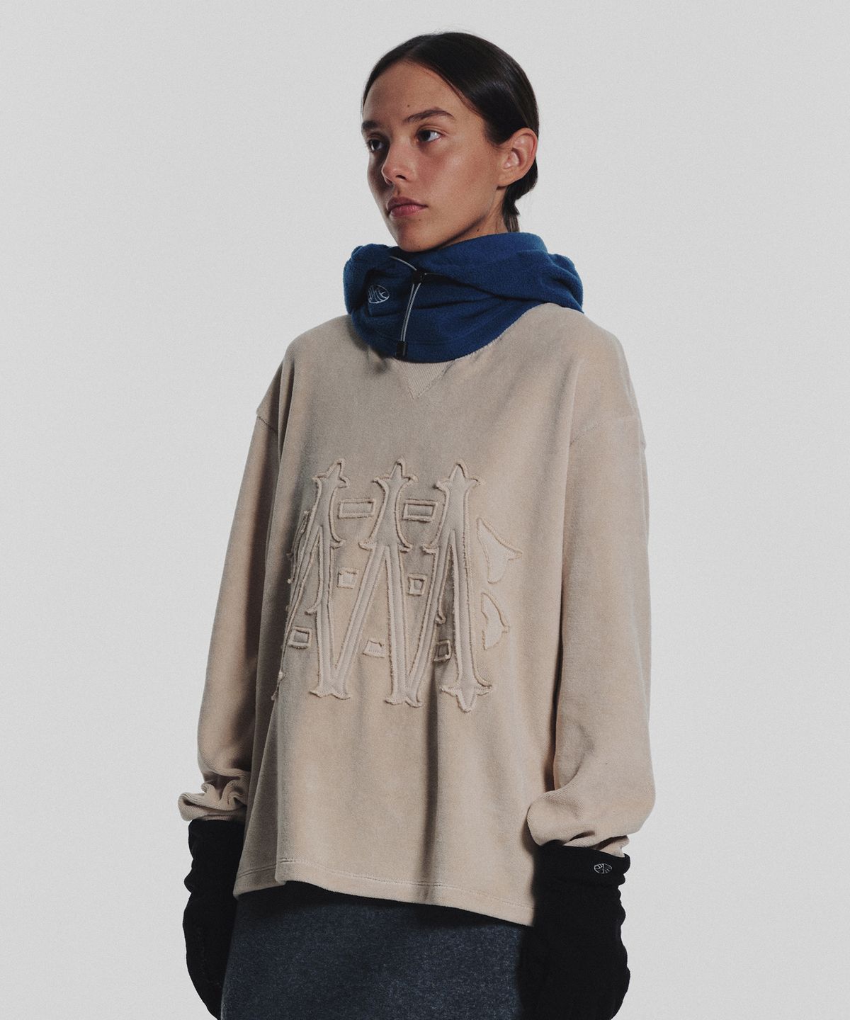 미나수(MENASOO) Applique Velour Sweatshirt_Beige