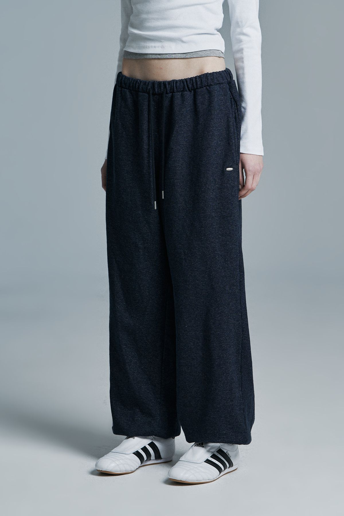 시너진(SYNERJYN) INDIGO DENIM SWEATPANTS BLUE