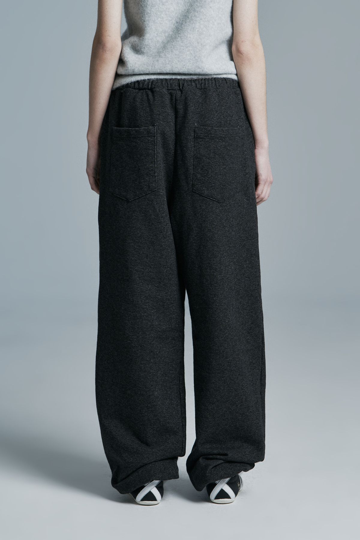 시너진(SYNERJYN) INDIGO DENIM SWEATPANTS BLACK