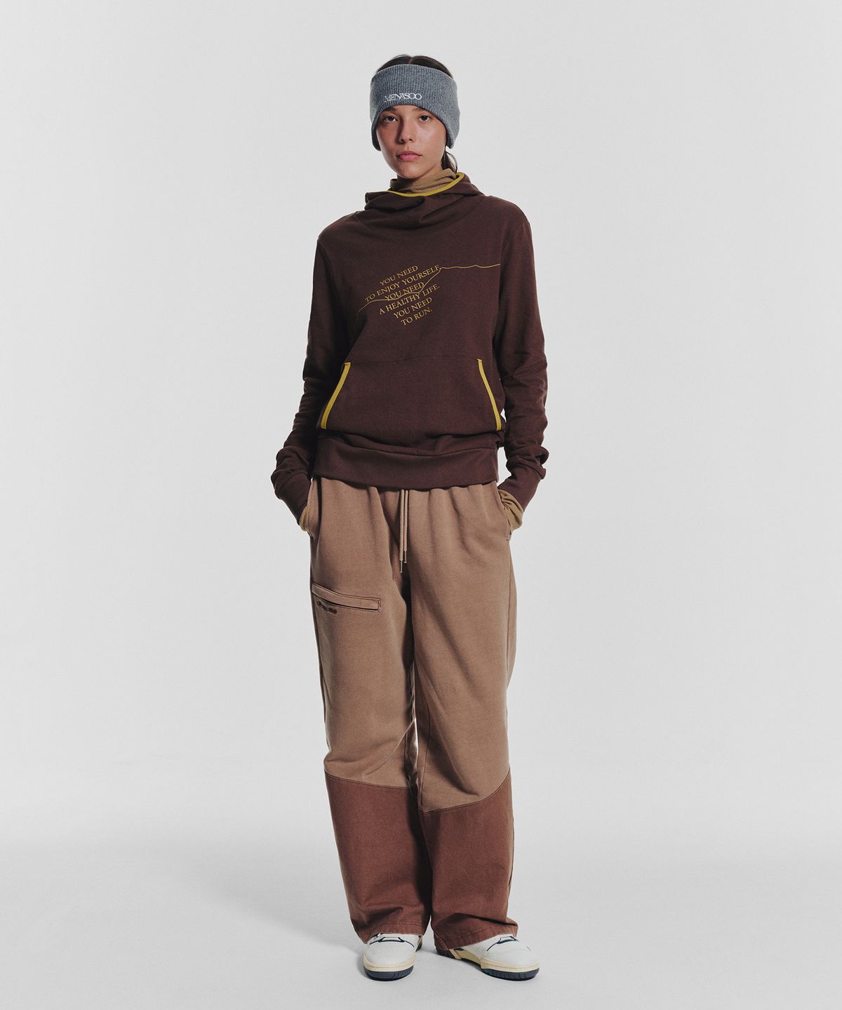 미나수(MENASOO) MNS Track Binding High Neck Hoodie_Brown
