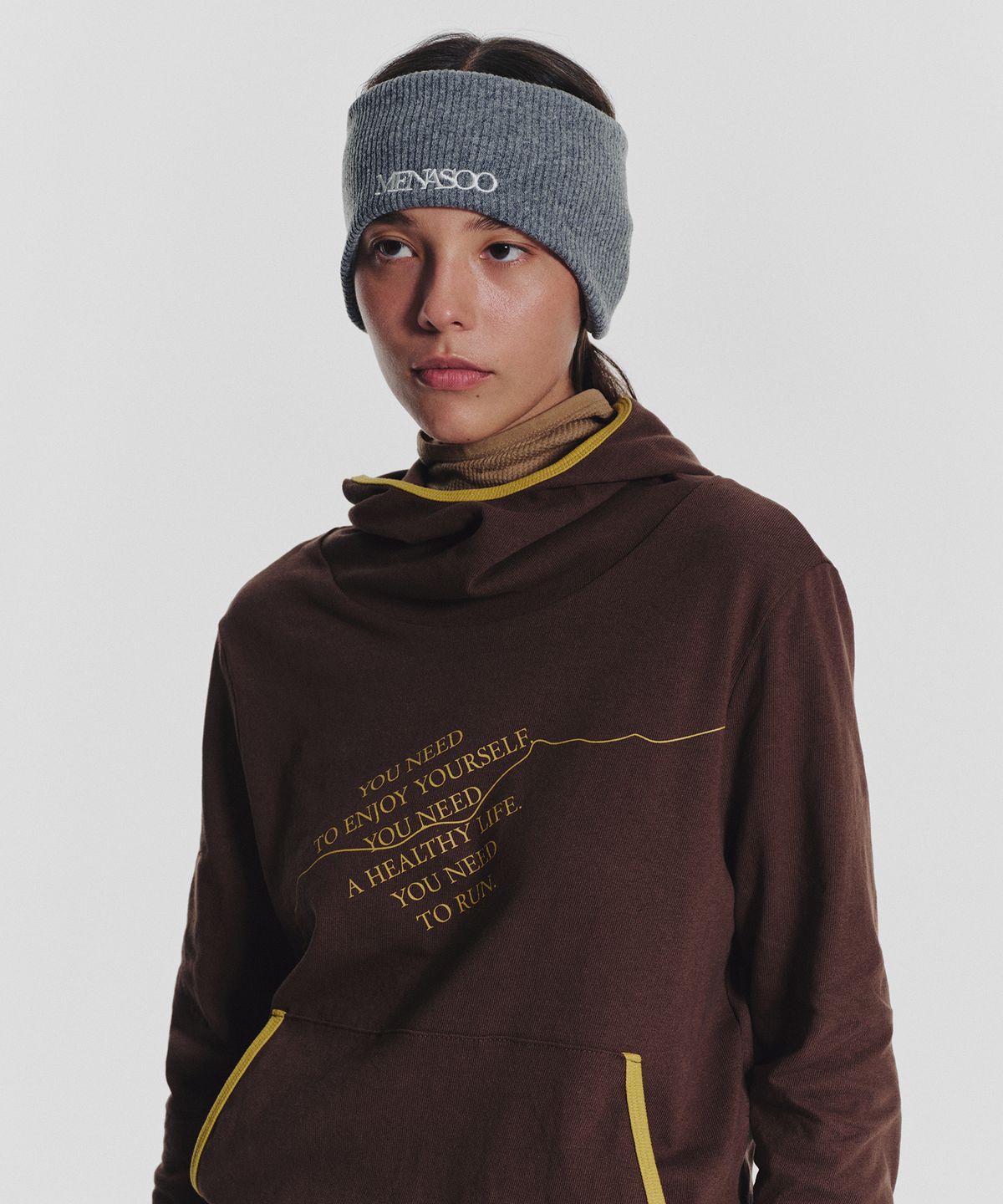 미나수(MENASOO) MNS Track Binding High Neck Hoodie_Brown
