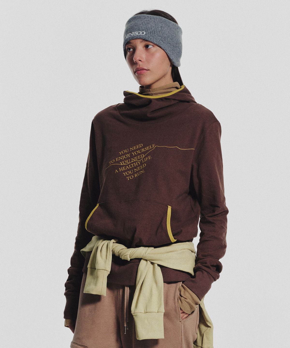 미나수(MENASOO) MNS Track Binding High Neck Hoodie_Brown