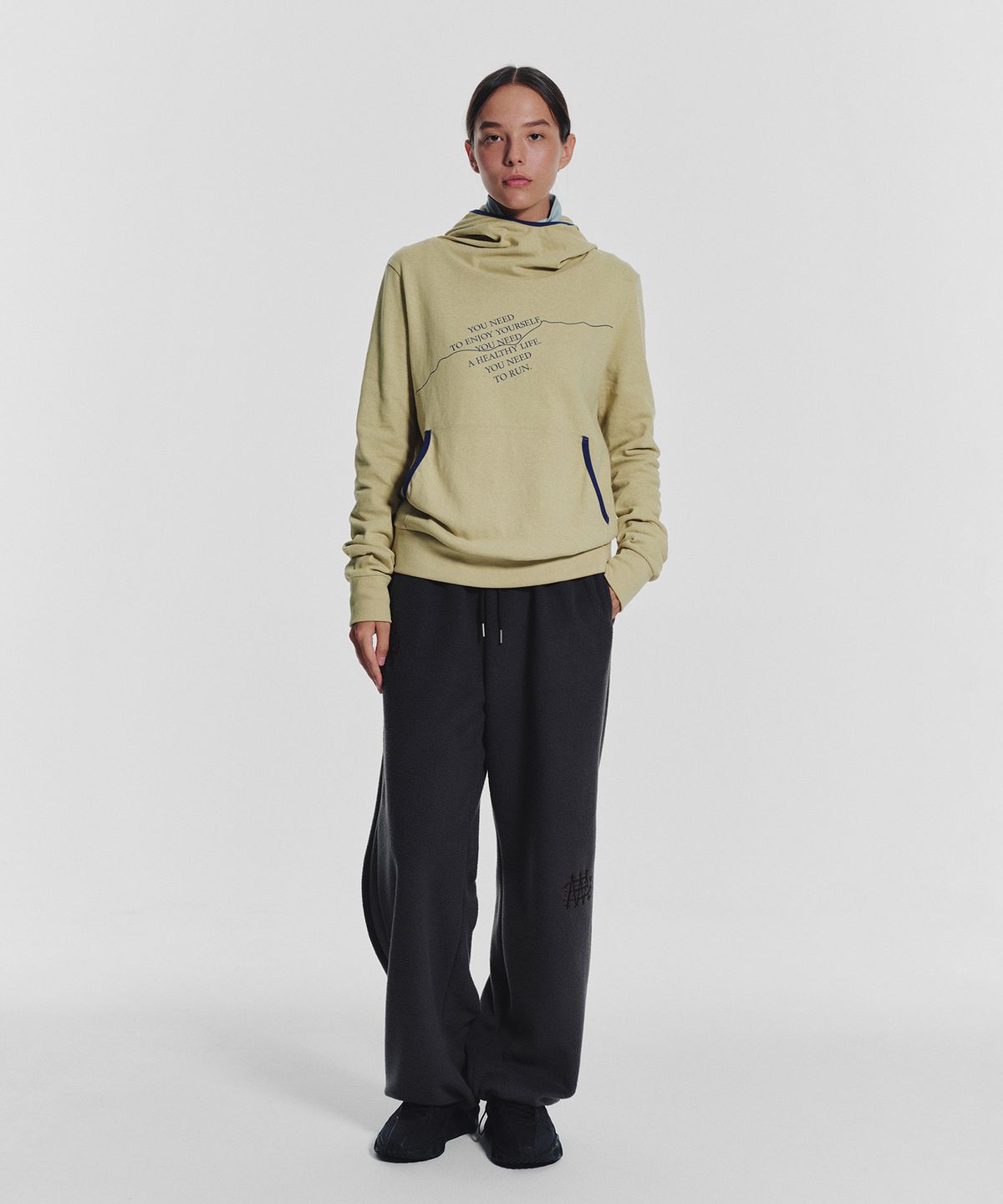 미나수(MENASOO) MNS Track Binding High Neck Hoodie_Olive