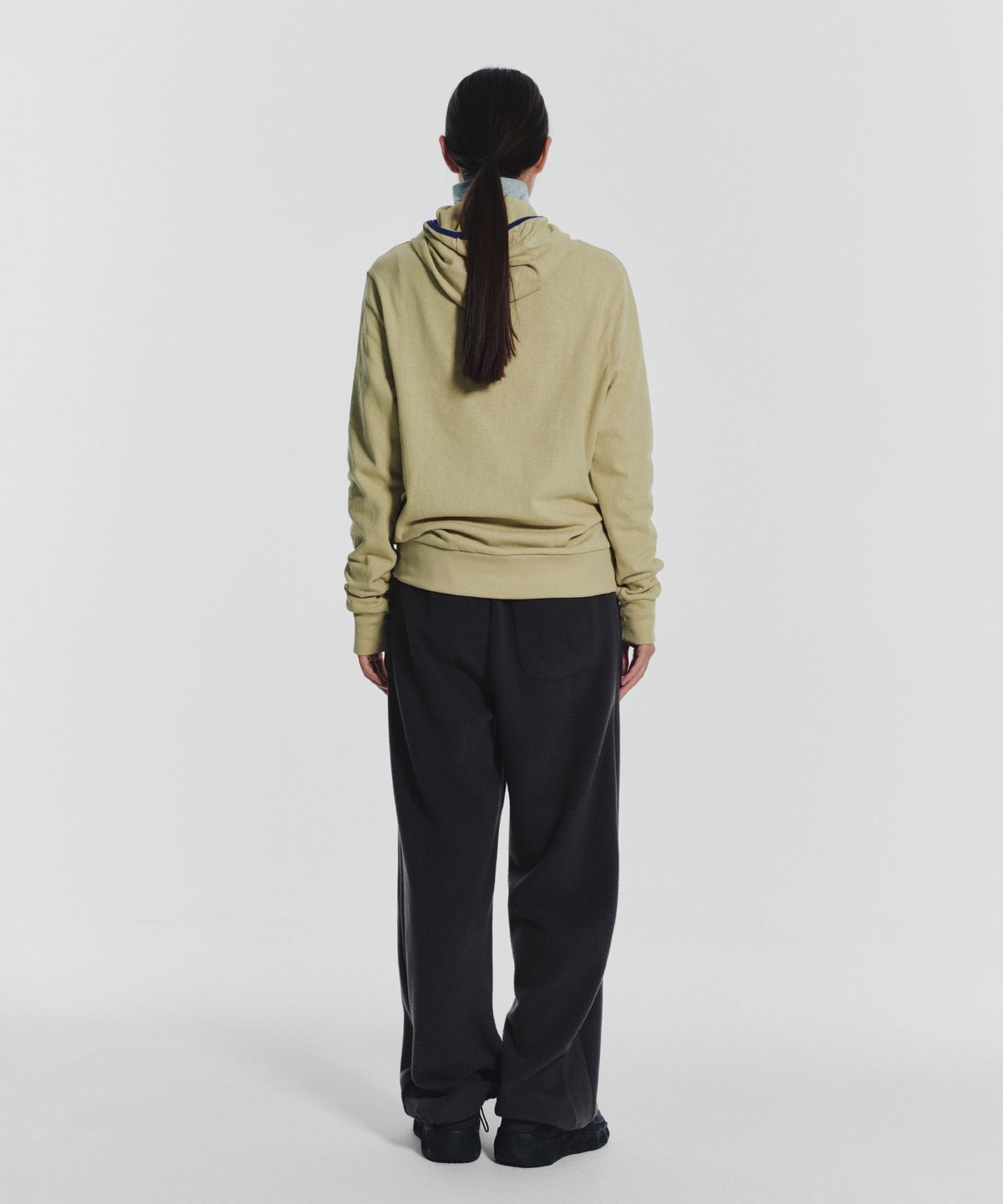 미나수(MENASOO) MNS Track Binding High Neck Hoodie_Olive