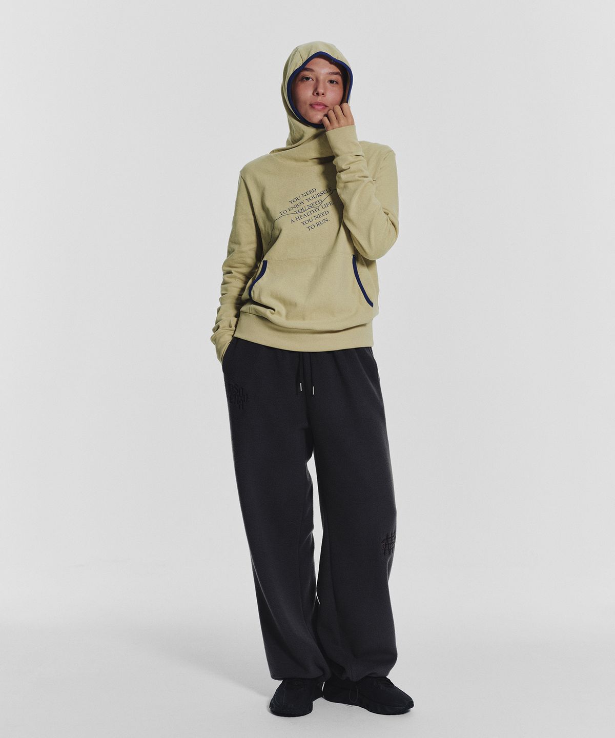 미나수(MENASOO) MNS Track Binding High Neck Hoodie_Olive
