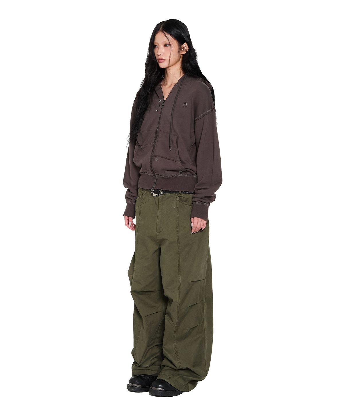 아캄(AAKAM) Knee Pin-Tuck Side Button Pants (Khaki)