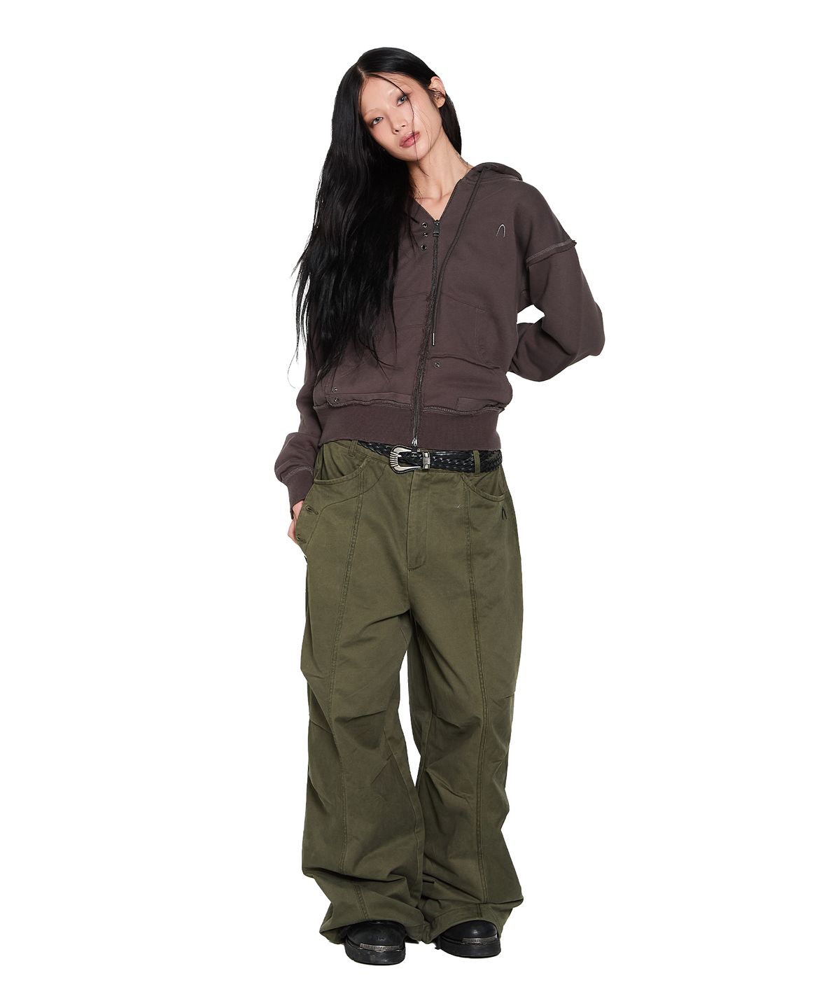 아캄(AAKAM) Knee Pin-Tuck Side Button Pants (Khaki)