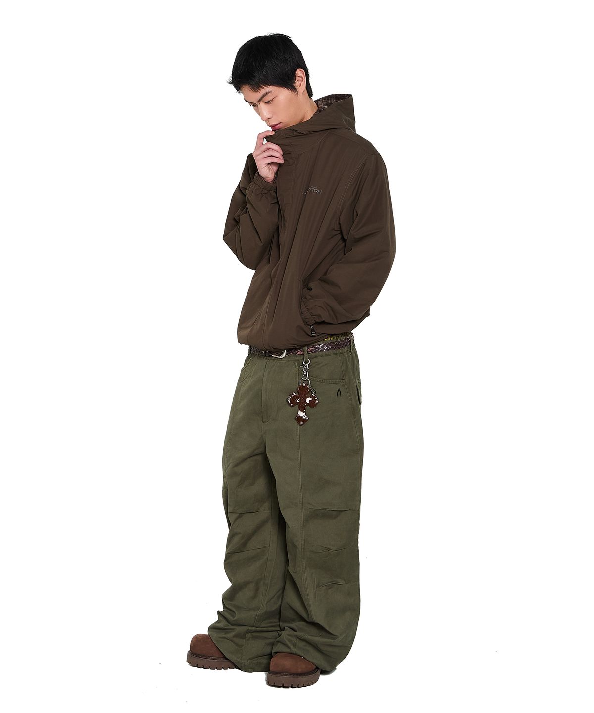 아캄(AAKAM) Knee Pin-Tuck Side Button Pants (Khaki)