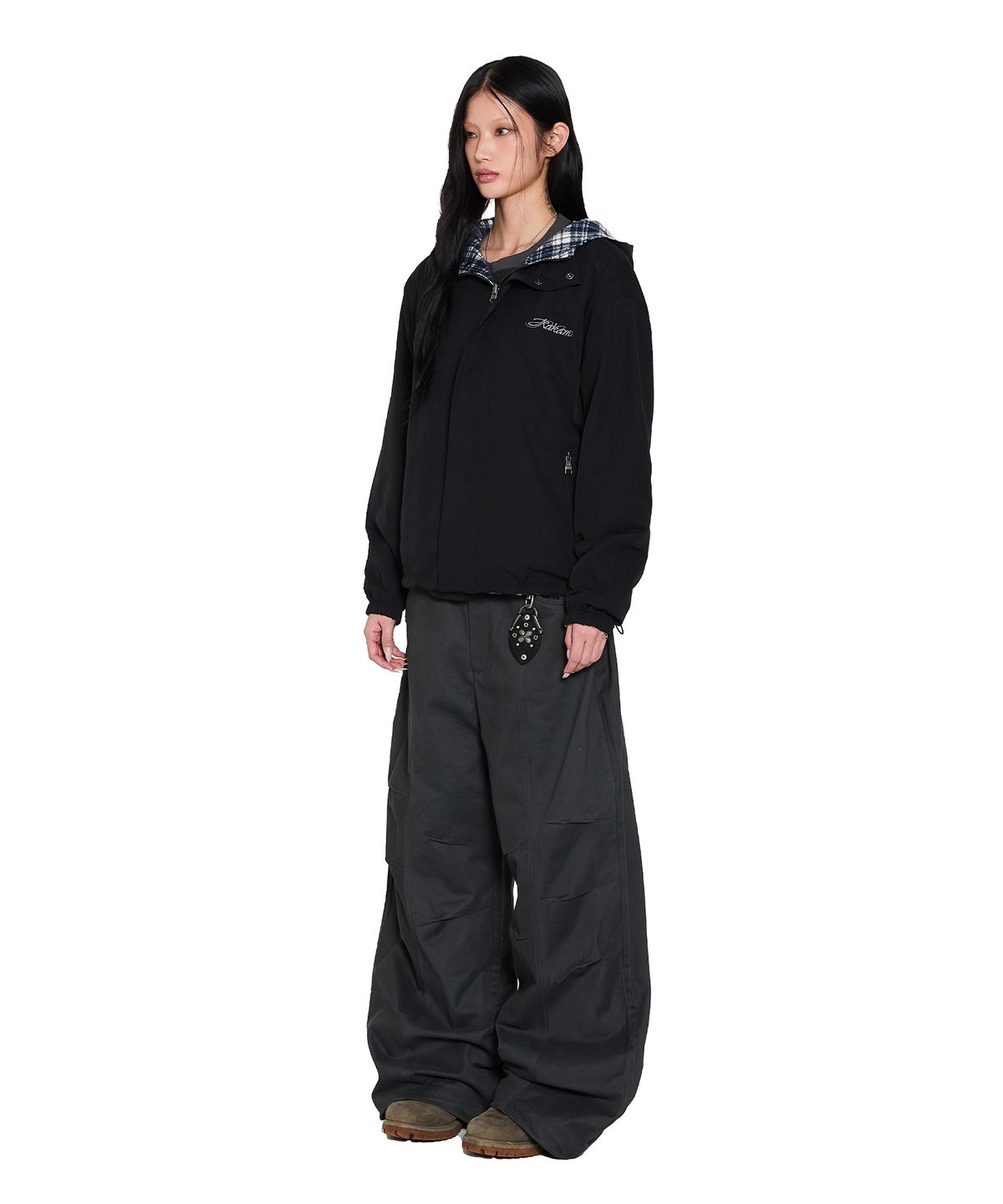 아캄(AAKAM) Knee Pin-Tuck Side Button Pants (Dark Gray)