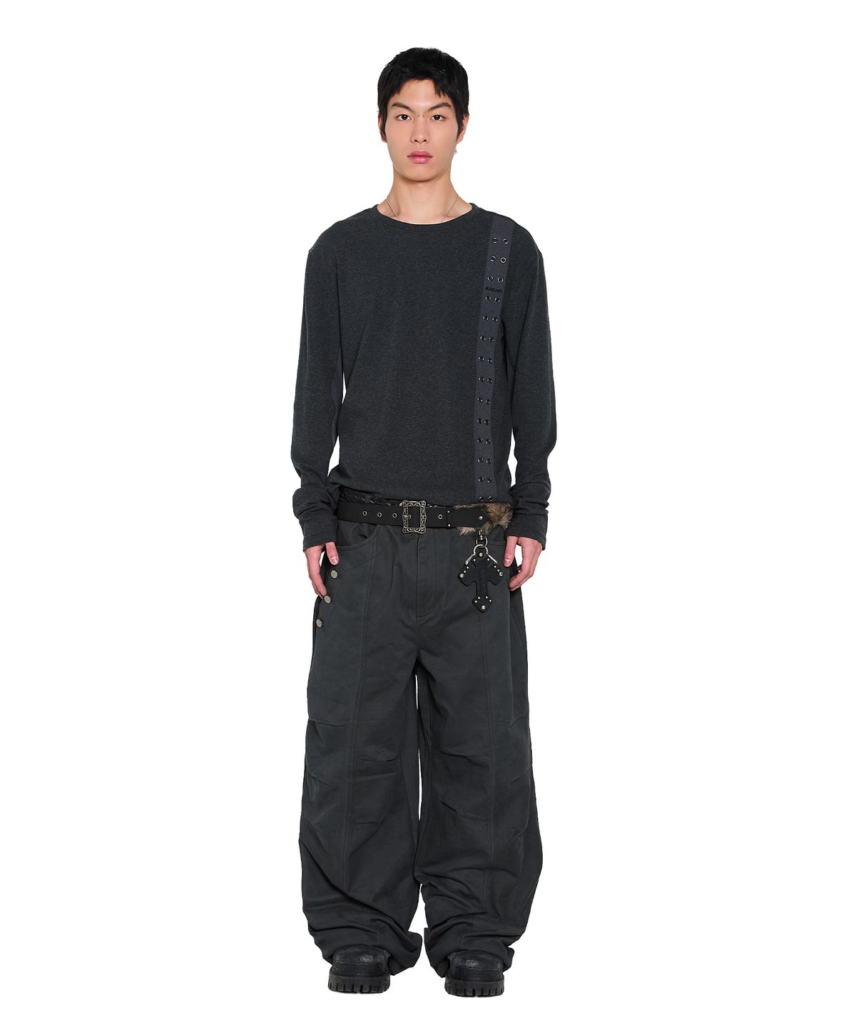 아캄(AAKAM) Knee Pin-Tuck Side Button Pants (Dark Gray)