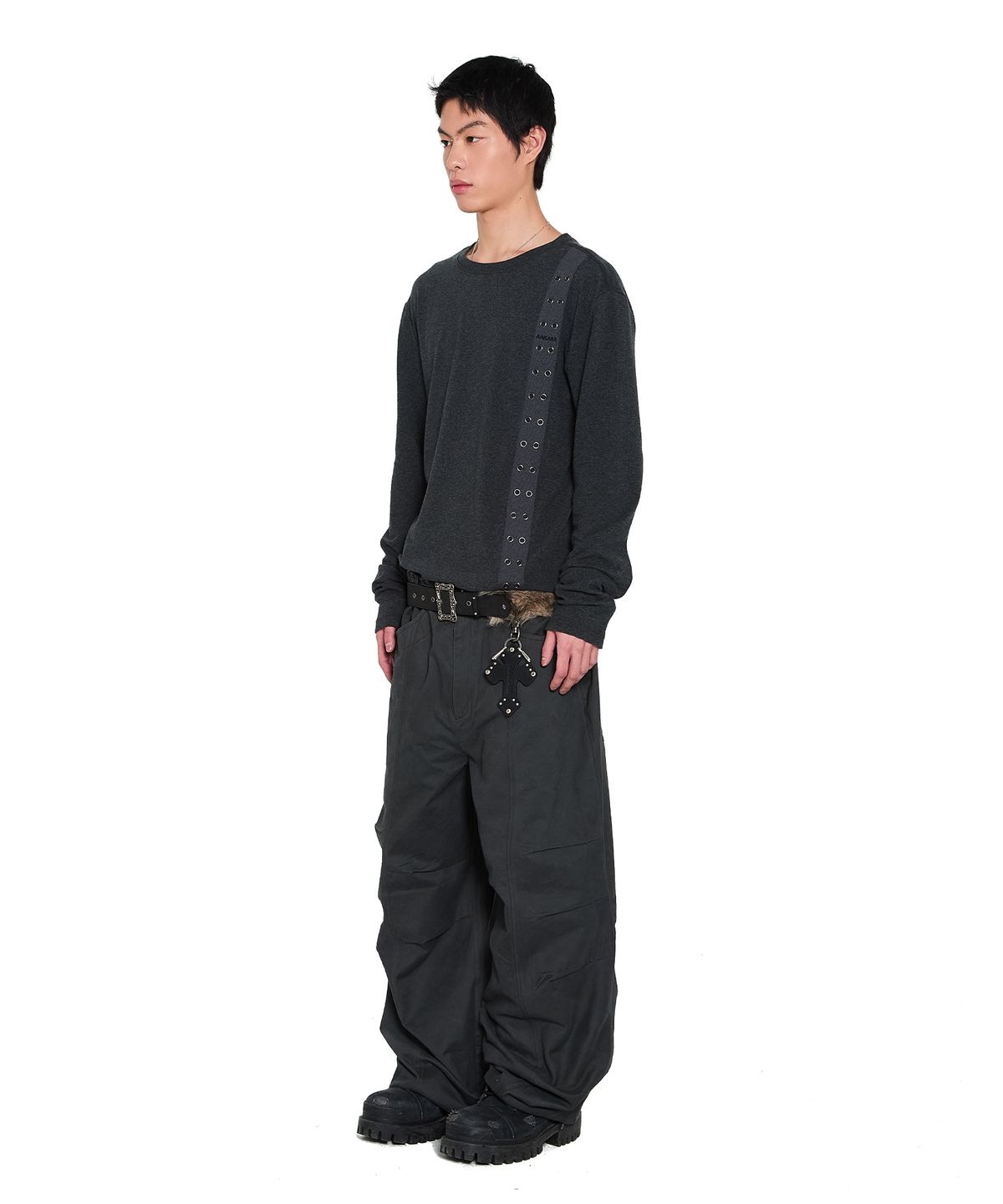 아캄(AAKAM) Knee Pin-Tuck Side Button Pants (Dark Gray)