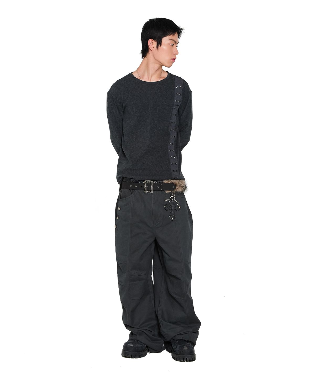 아캄(AAKAM) Knee Pin-Tuck Side Button Pants (Dark Gray)