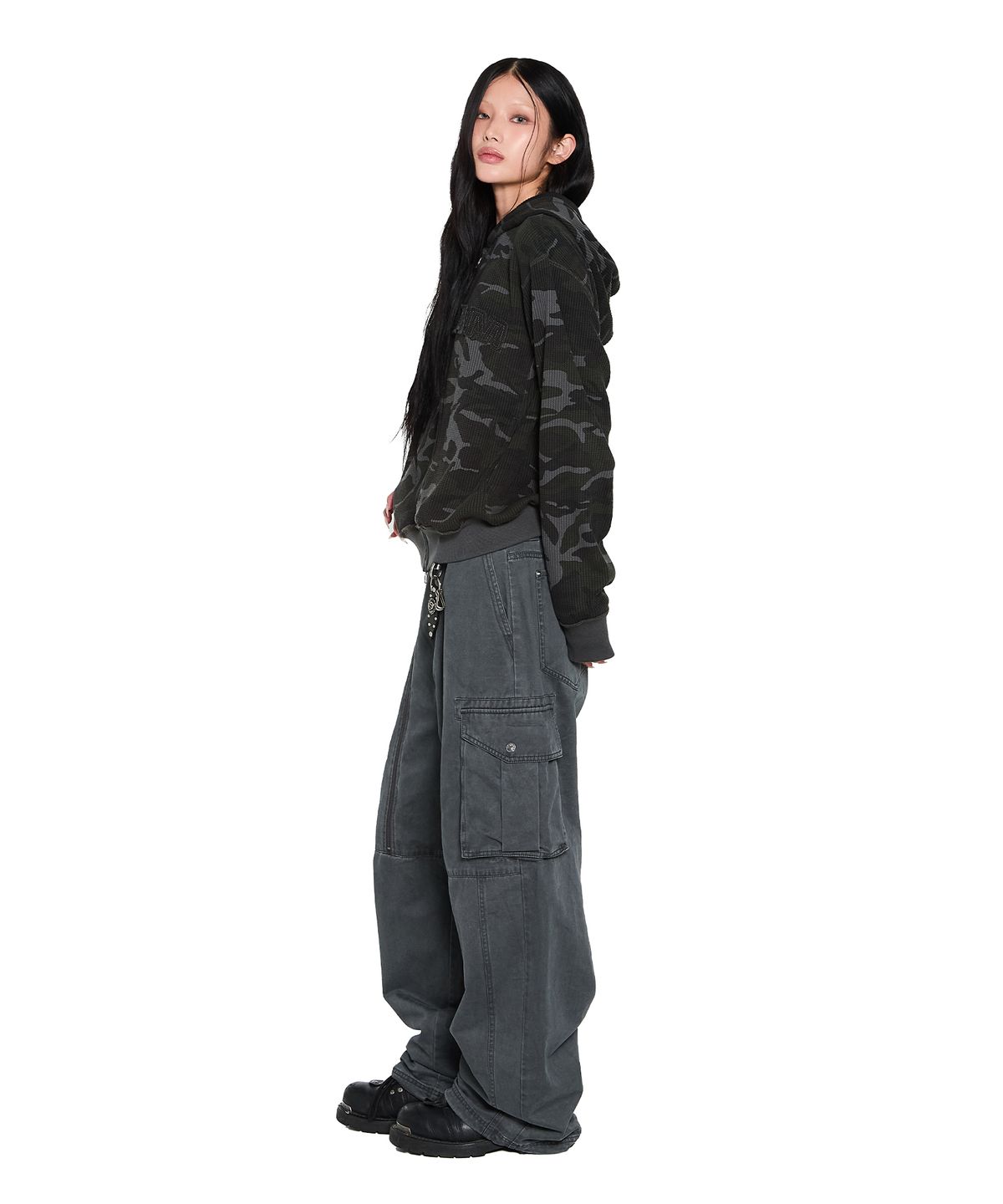 아캄(AAKAM) Oblique Zippered Cargo Pants (Dark Gray)