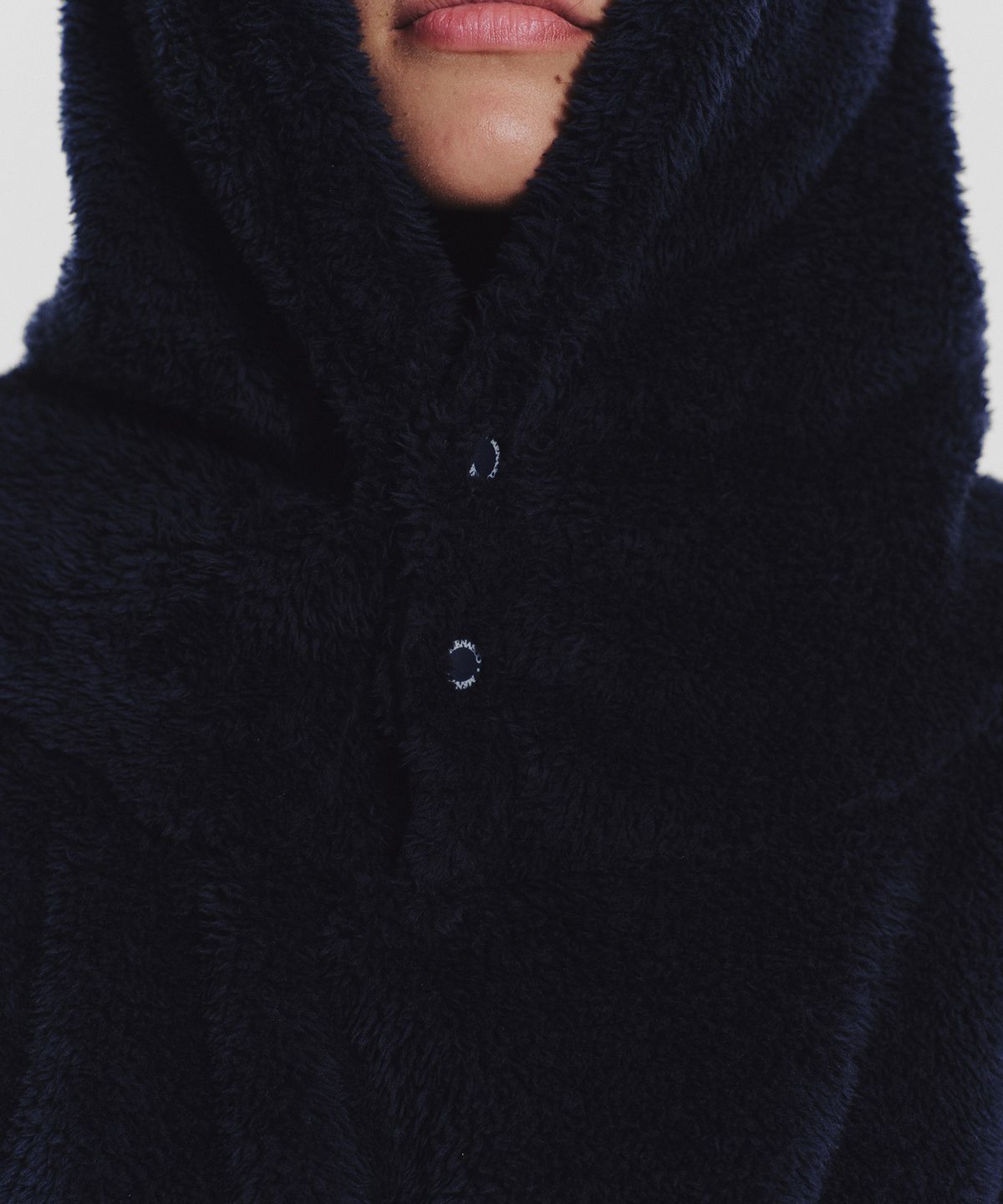 미나수(MENASOO) Pogme Fleece String Hoodie_Navy