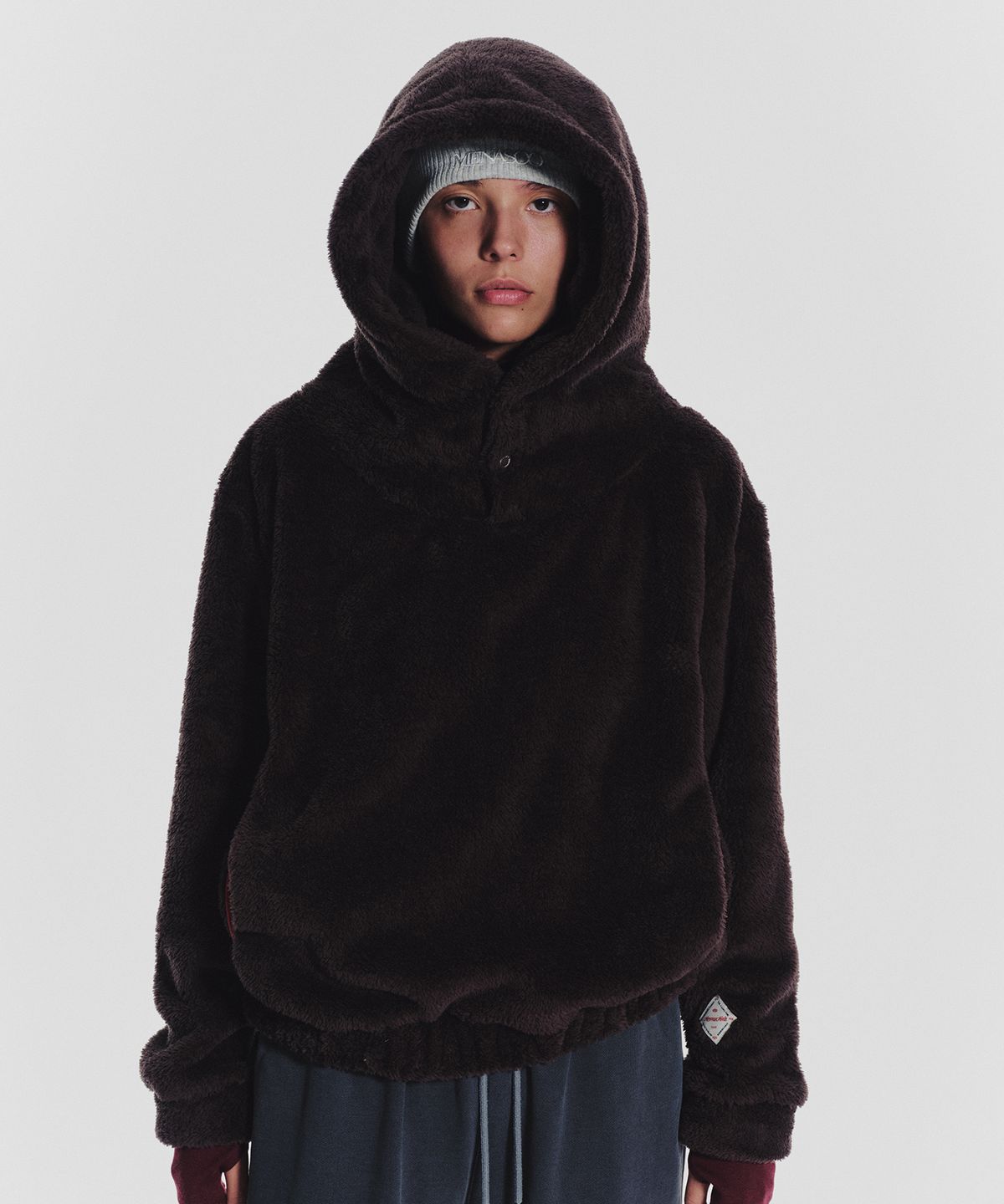미나수(MENASOO) Pogme Fleece String Hoodie_Brown
