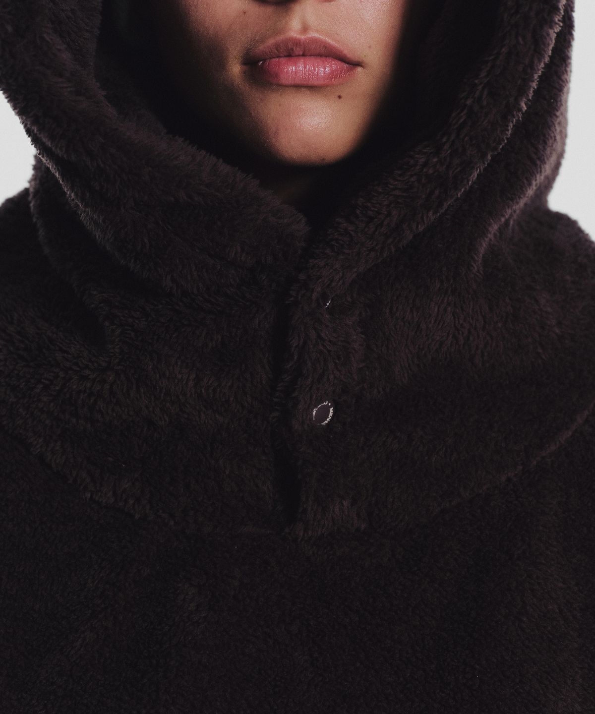 미나수(MENASOO) Pogme Fleece String Hoodie_Brown