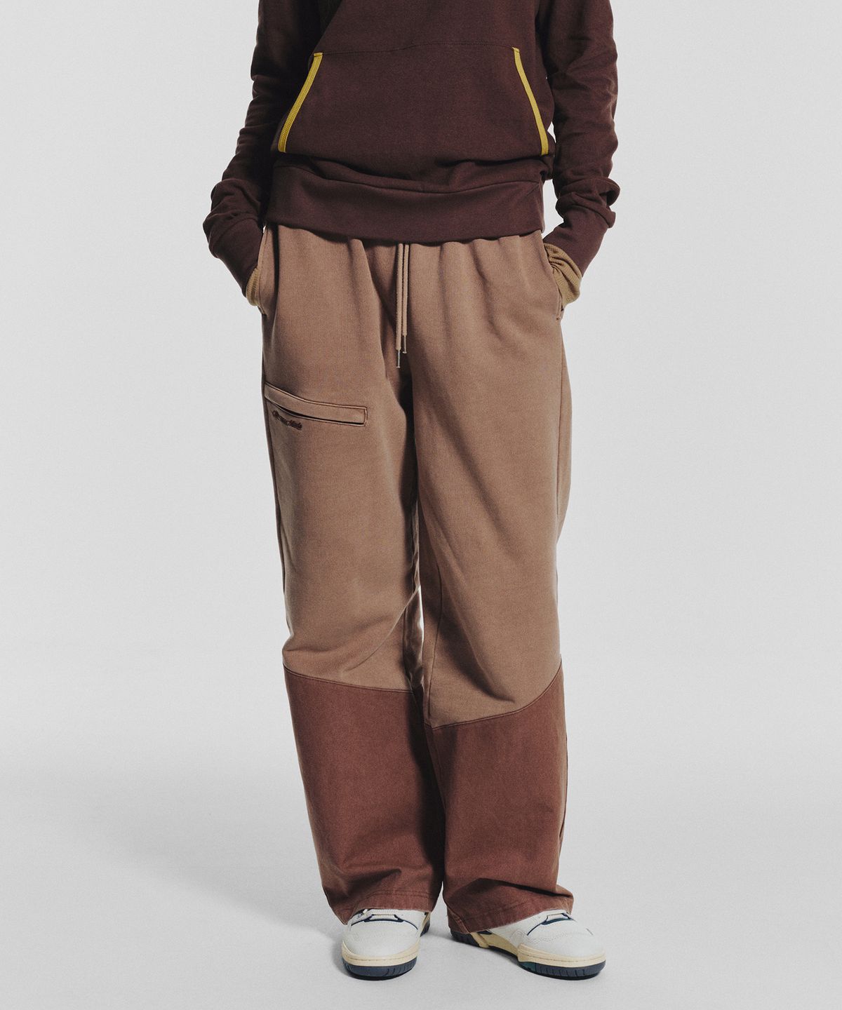 미나수(MENASOO) Pocket Point Cotton Track Pants_Brown