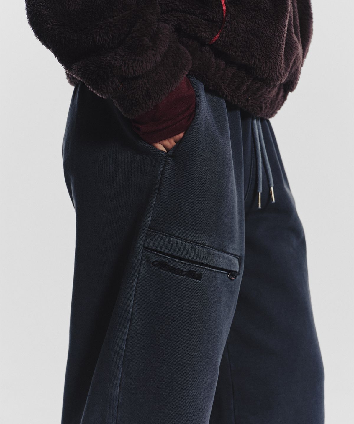 미나수(MENASOO) Pocket Point Cotton Track Pants_Charcoal