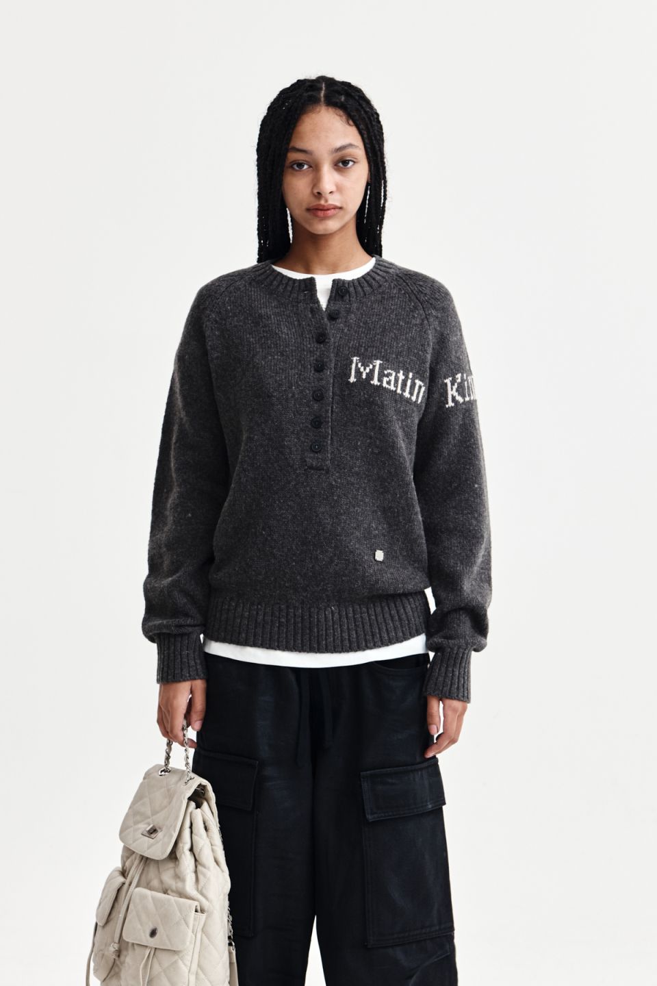 MATIN KIM KNIT TOP IN CHARCOAL ネット完売品 MUSINSA公式 | MATIN KIM BUTTON POINT HENLY NECK LOGO KNIT TOP IN