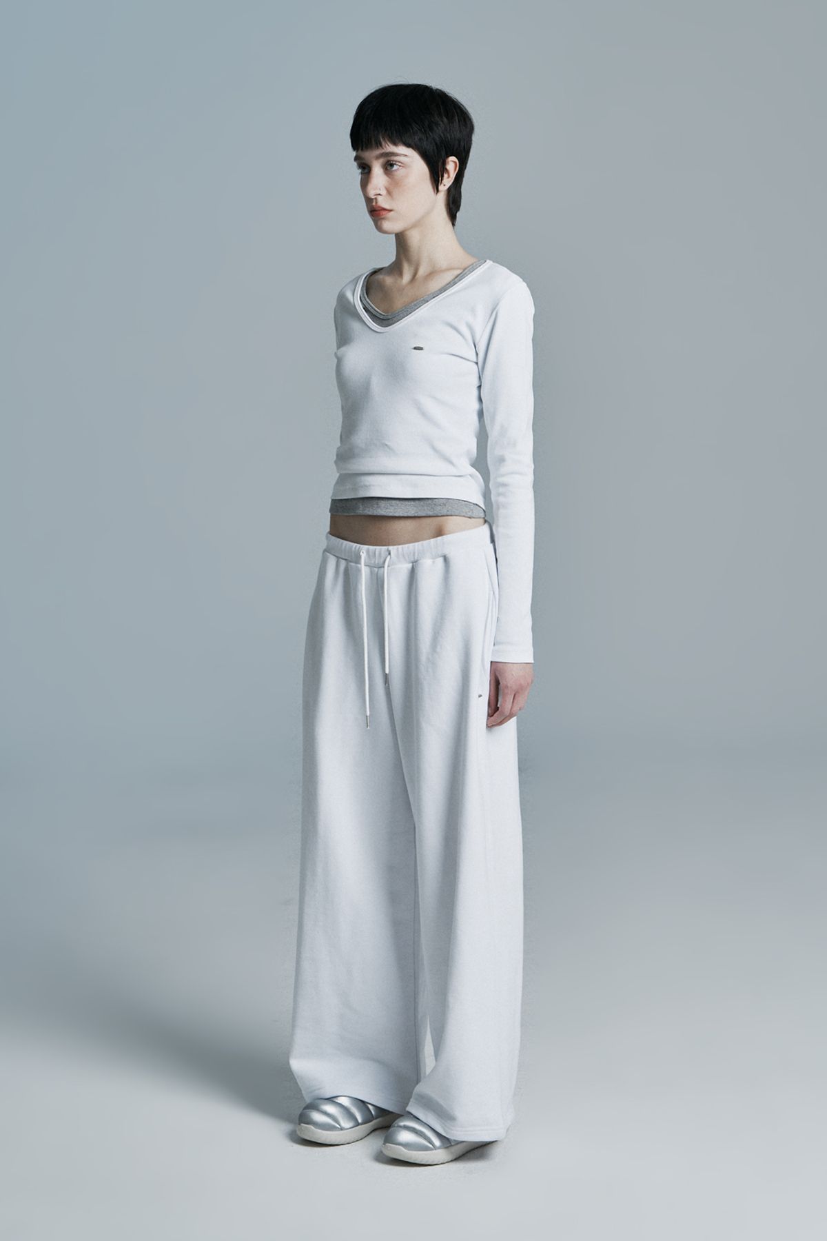 시너진(SYNERJYN) DAY V-NECK LONG SLEEVE WHITE