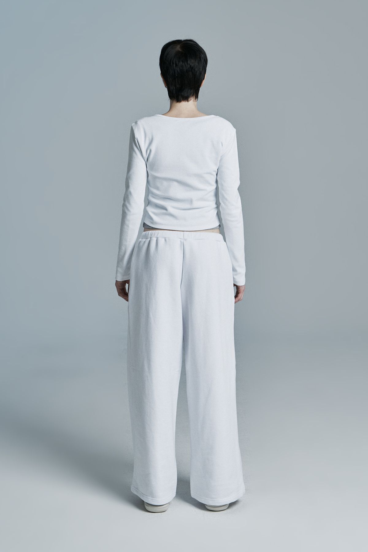 시너진(SYNERJYN) DAY V-NECK LONG SLEEVE WHITE