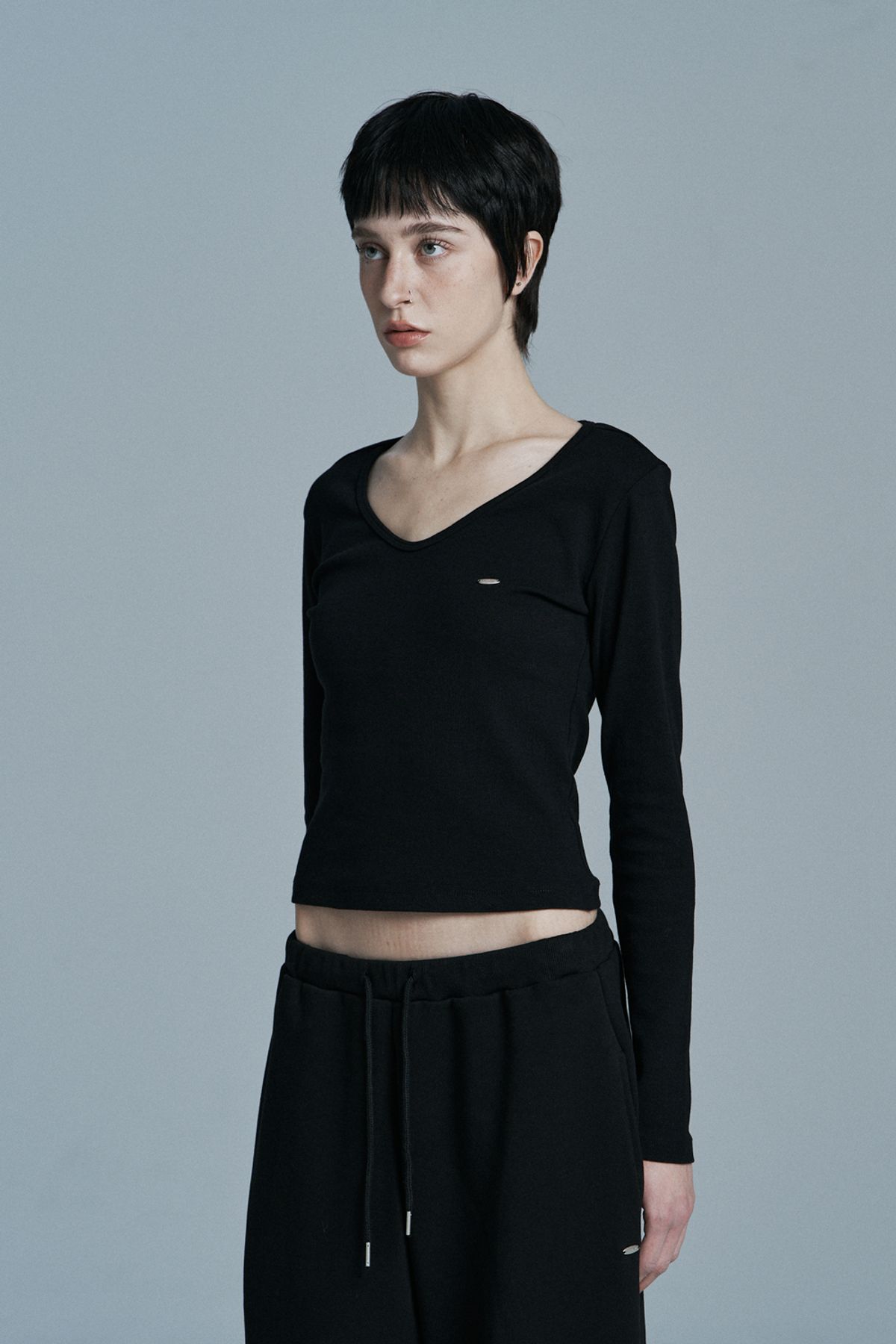 시너진(SYNERJYN) DAY V-NECK LONG SLEEVE BLACK