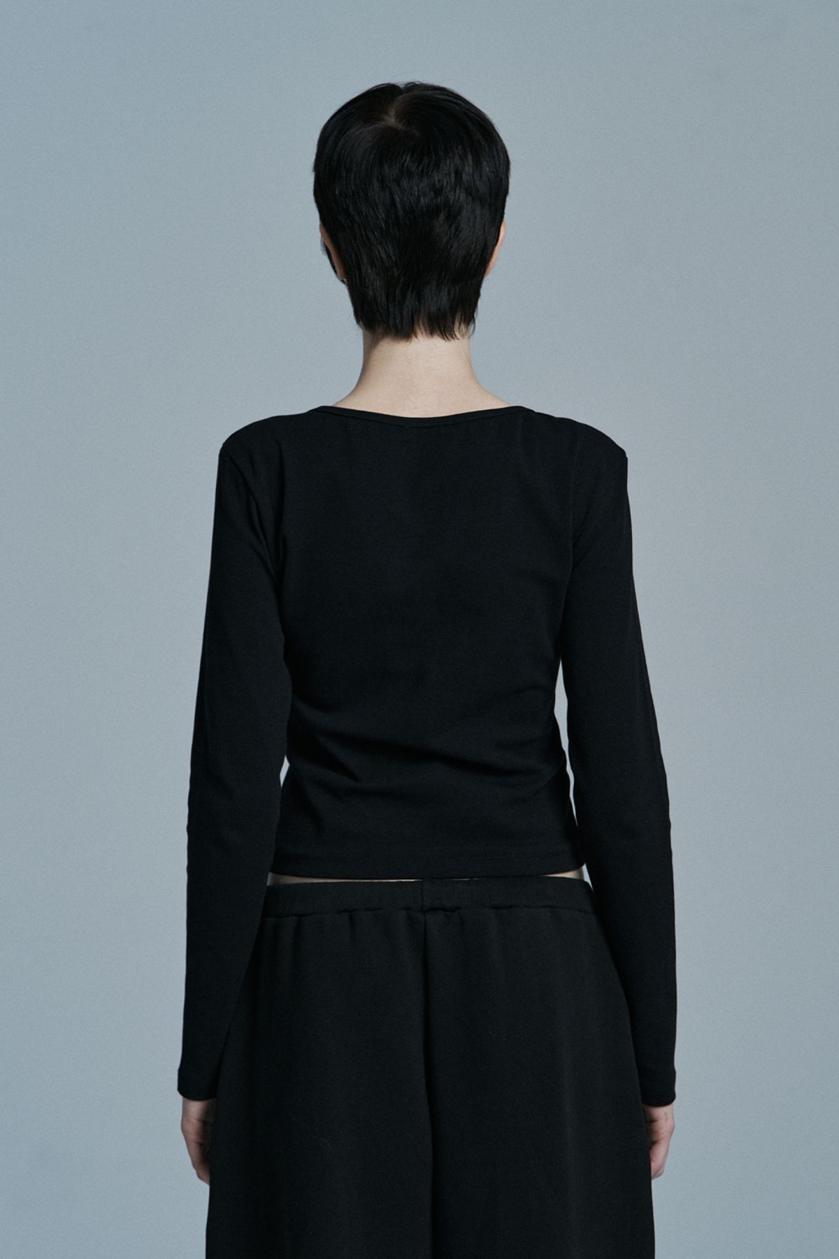 시너진(SYNERJYN) DAY V-NECK LONG SLEEVE BLACK