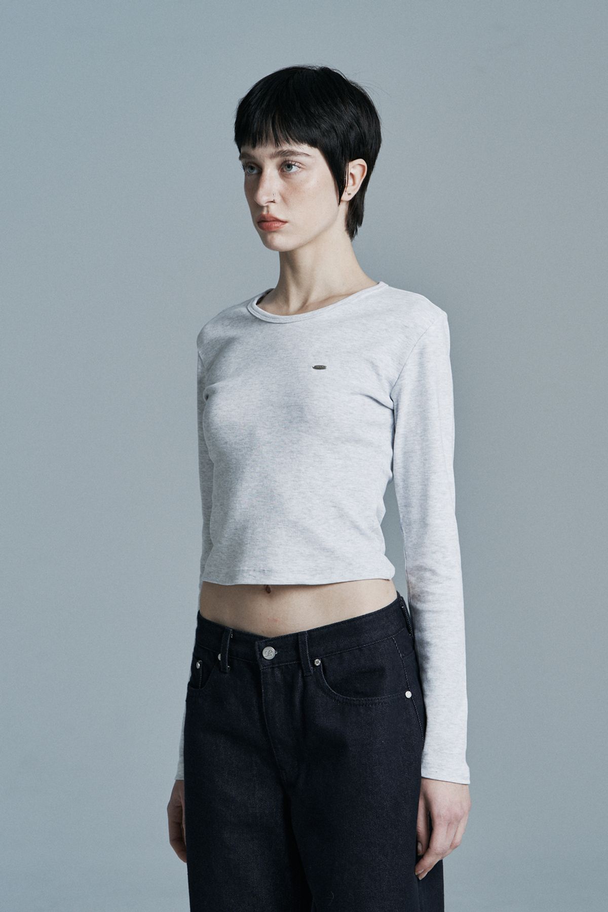 시너진(SYNERJYN) ROUND CROP LONG SLEEVE WHITE MELANGE