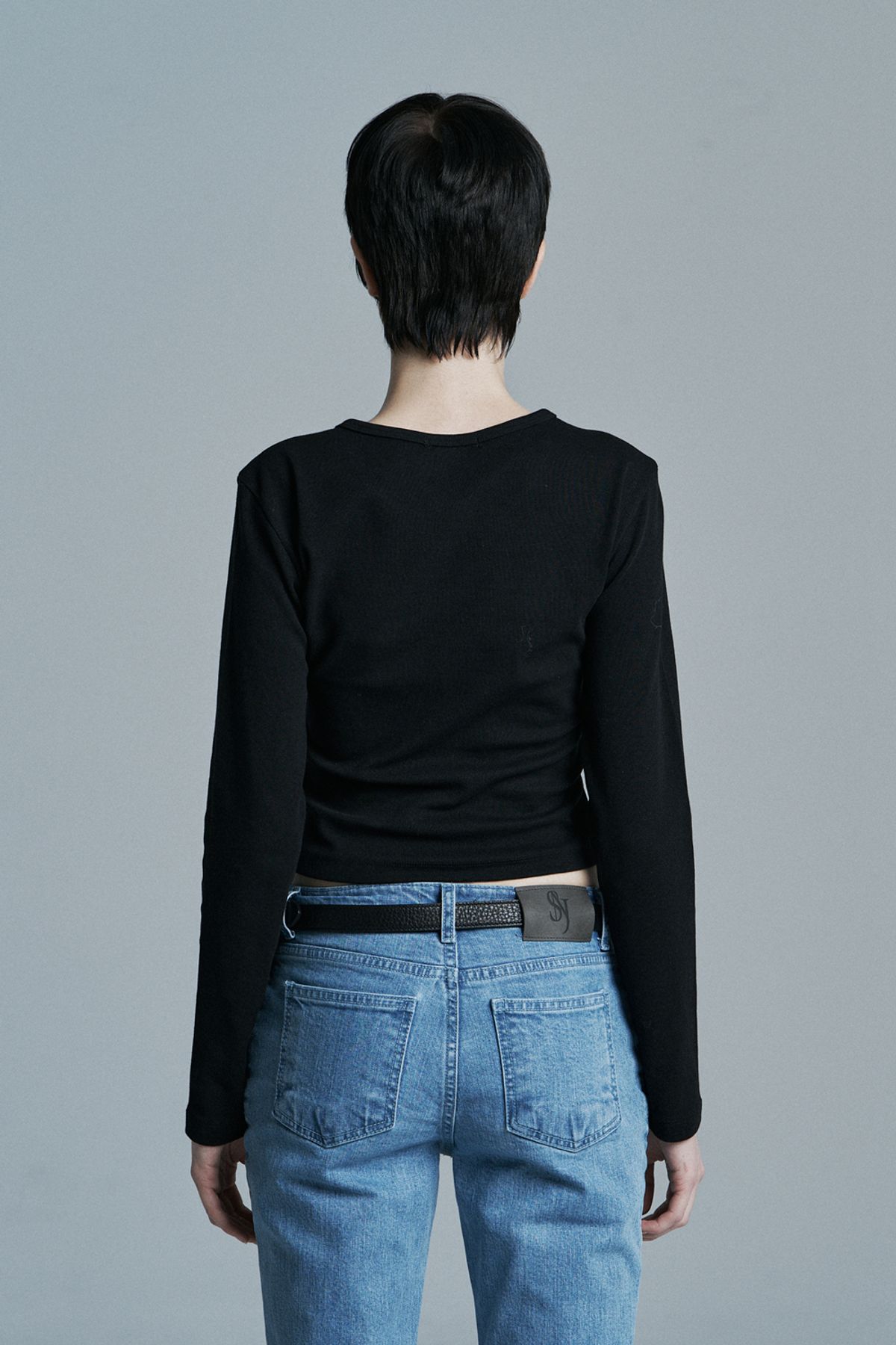 시너진(SYNERJYN) ROUND CROP LONG SLEEVE BLACK