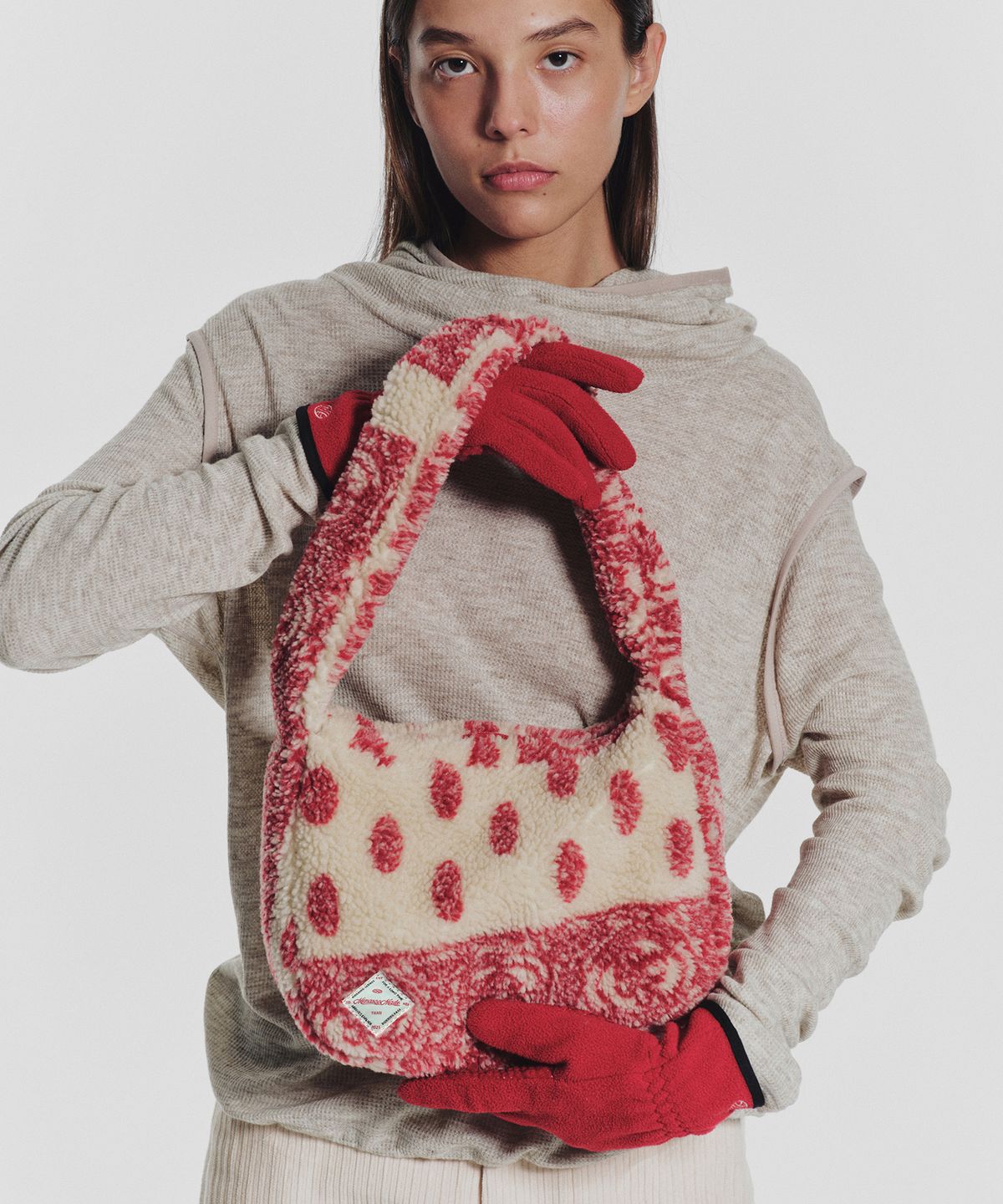 미나수(MENASOO) MNS Fluffy Track Shoulder Bag_Red