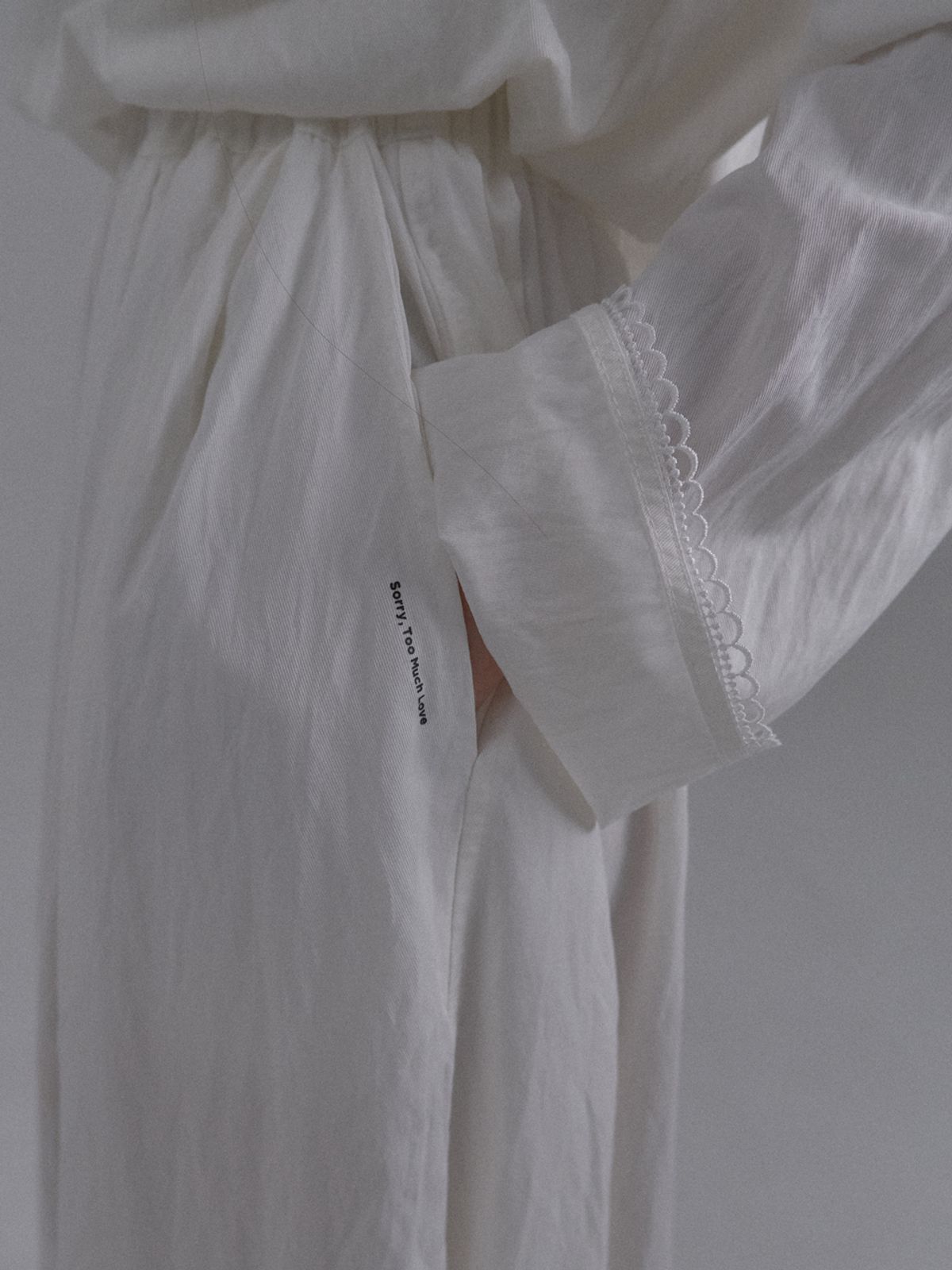 쏘리, 투 머치 러브(SORRY, TOO MUCH LOVE) Aether White Fluid Skirt_Ivory