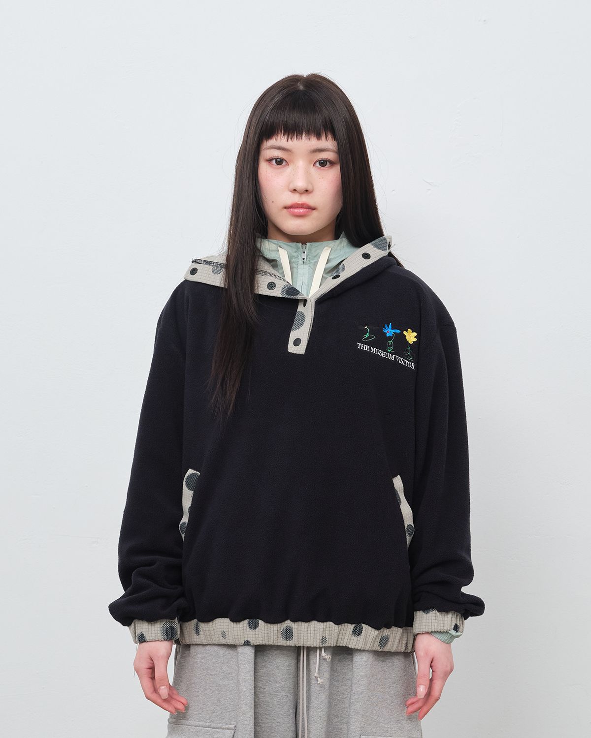 더뮤지엄비지터(THEMUSEUMVISITOR) UNBALANCED FLEECE ANORAK HOODIE (BLACK)