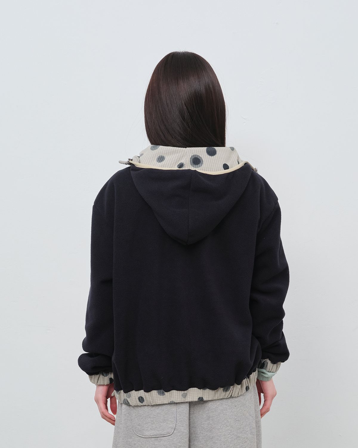 더뮤지엄비지터(THEMUSEUMVISITOR) UNBALANCED FLEECE ANORAK HOODIE (BLACK)