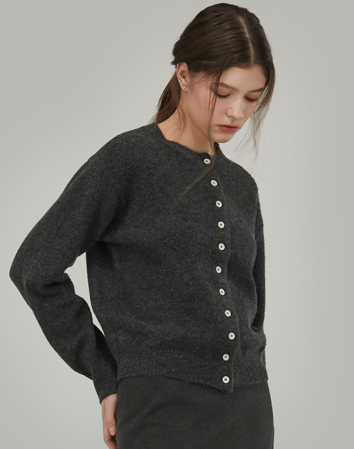 지앤지비(GNGB) 라운드 Wool 니트 가디건_Charcoal