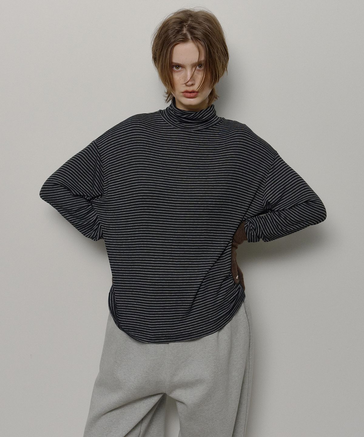 론크(LONQUE) STRIPE TURTLE NECK LONG SLEEVE (BLACK)
