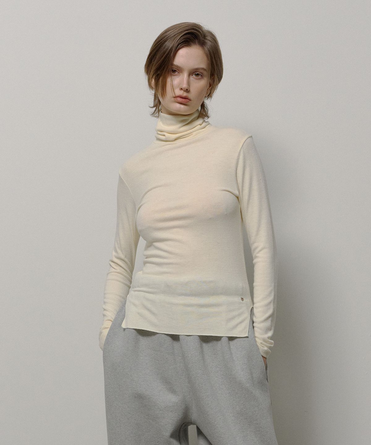 론크(LONQUE) ESSENTIAL TURTLE NECK LONG SLEEVE (IVORY)