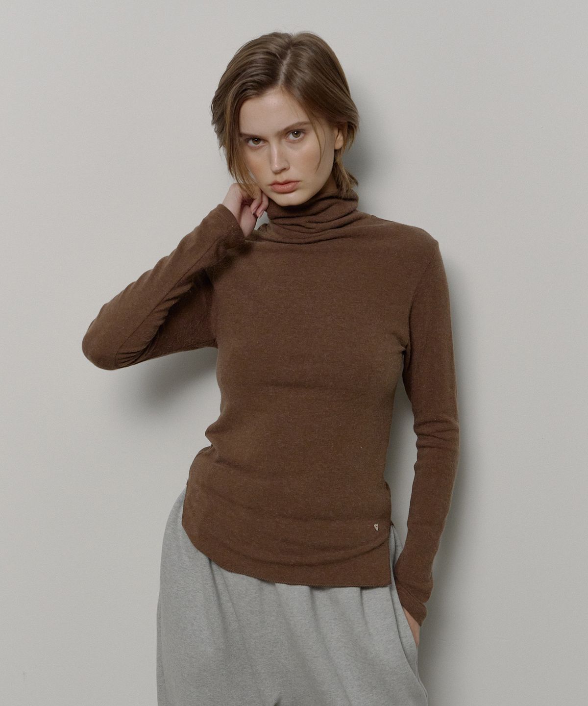 론크(LONQUE) ESSENTIAL TURTLE NECK LONG SLEEVE (BROWN)