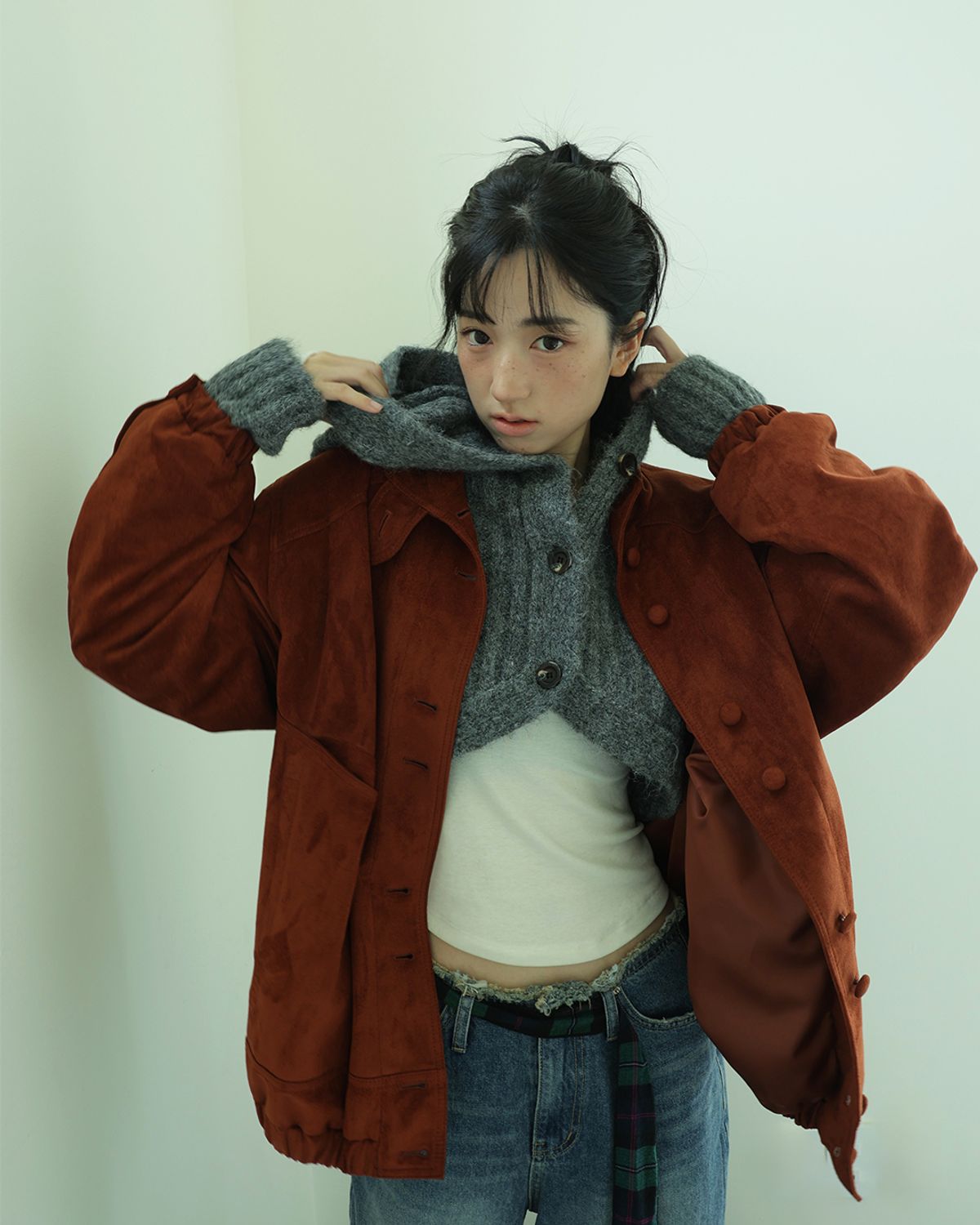 인스아울(INSEOWL) 크롭후드가디건 - 차콜