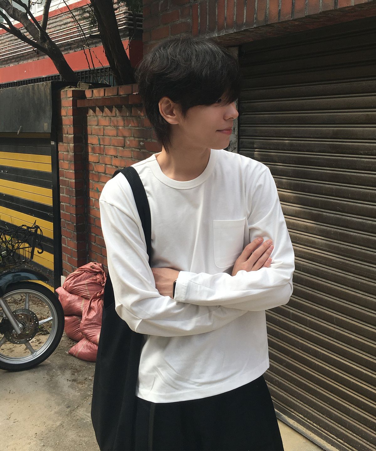 어커스텀(ACCUSTOM) 엘보 턱 커브드 크롭 롱 슬리브 / 화이트