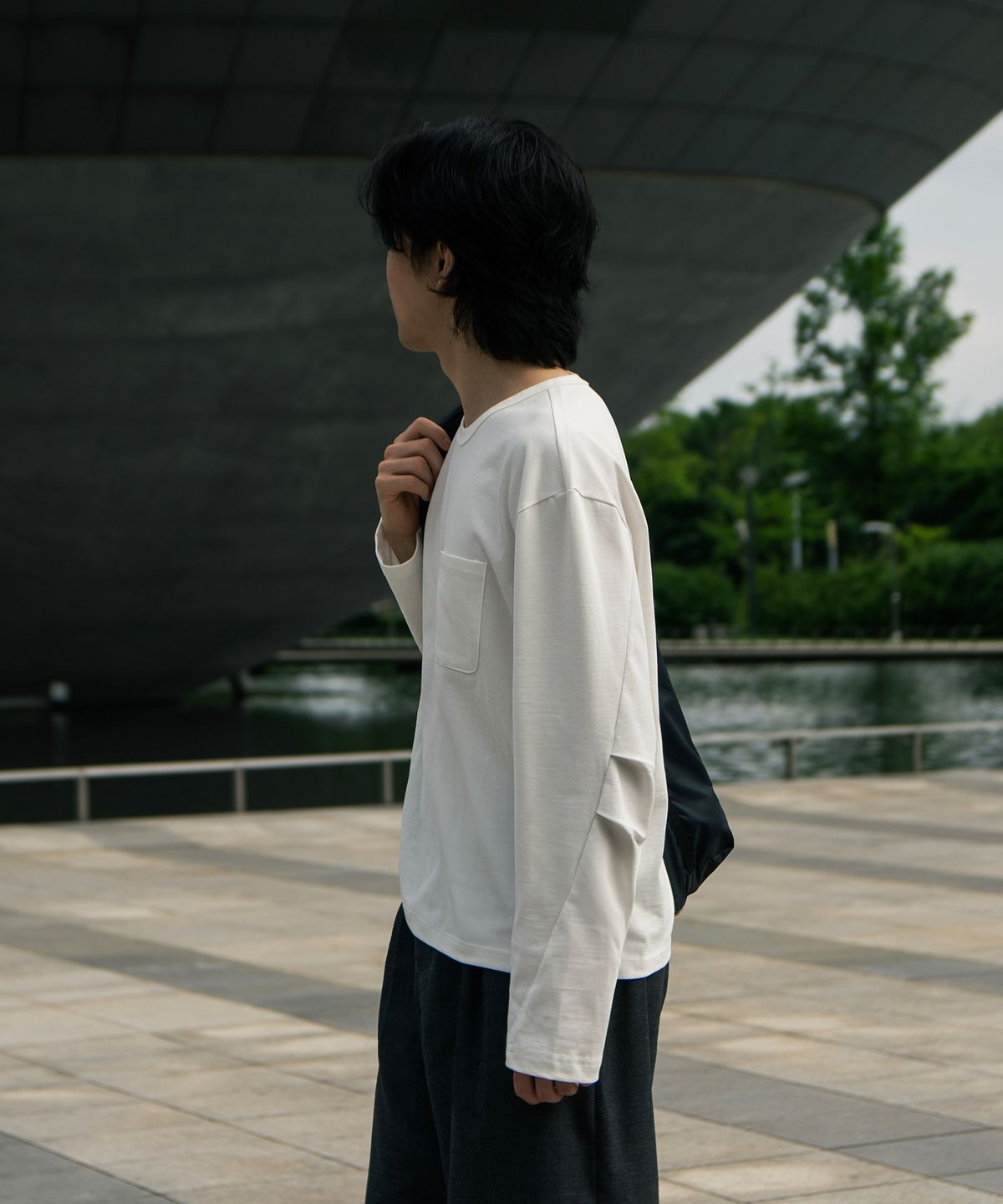 어커스텀(ACCUSTOM) 엘보 턱 커브드 크롭 롱 슬리브 / 화이트